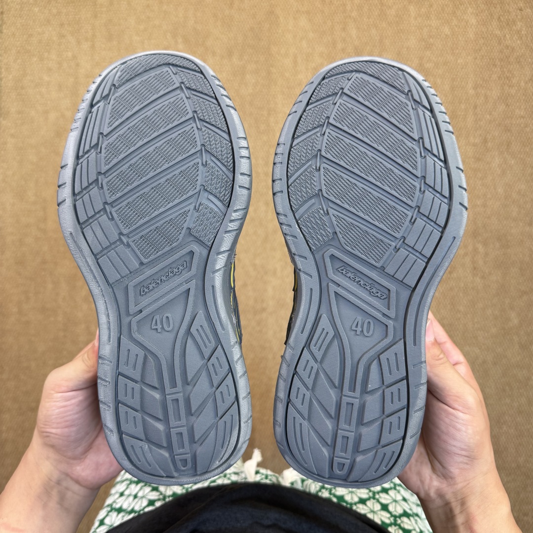  
VG巴黎世家 18代第5色灰色
Balenciaga Hamptons Worn-Out 板鞋
该有