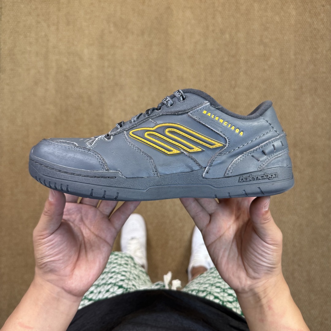  
VG巴黎世家 18代第5色灰色
Balenciaga Hamptons Worn-Out 板鞋
该有