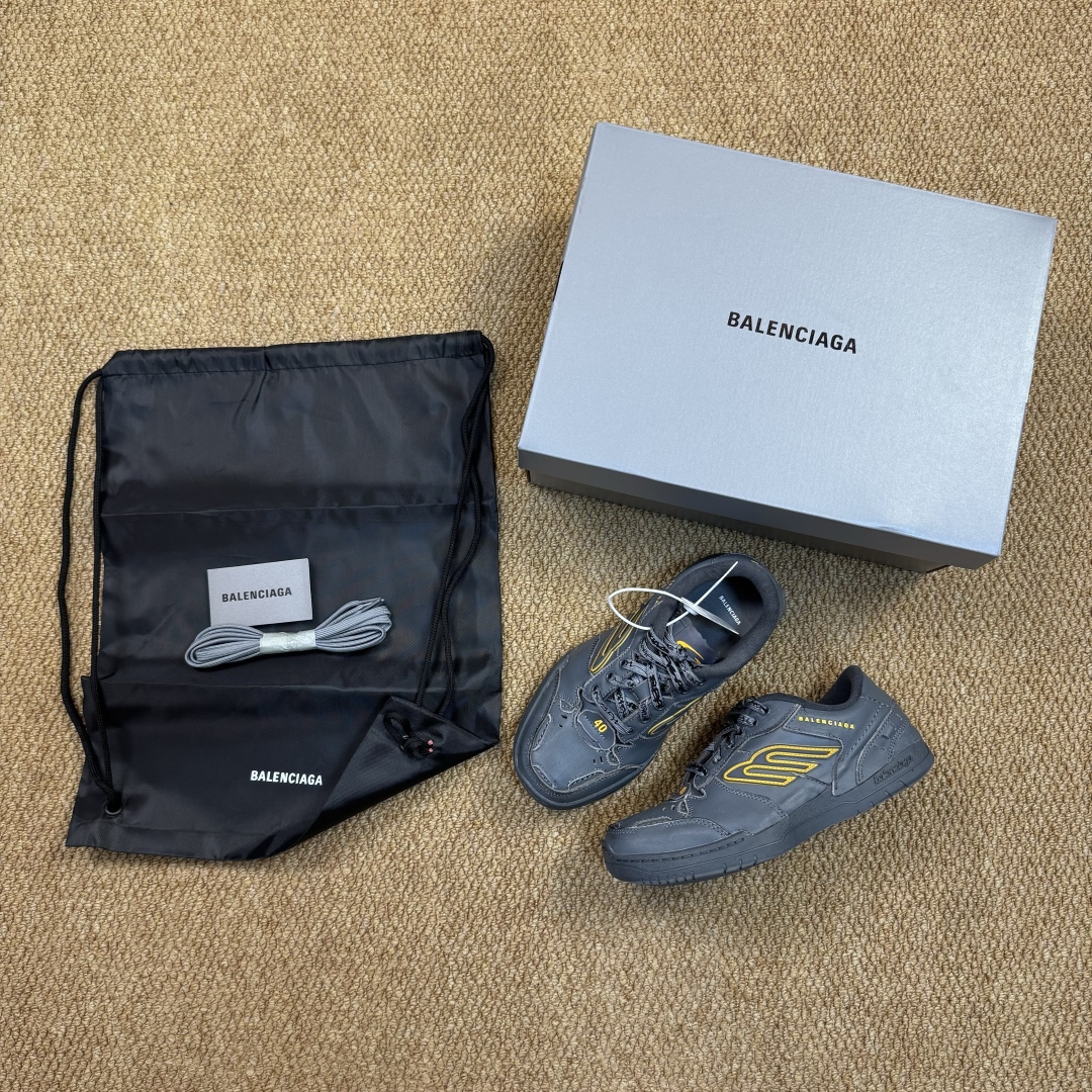  
VG巴黎世家 18代第5色灰色
Balenciaga Hamptons Worn-Out 板鞋
该有