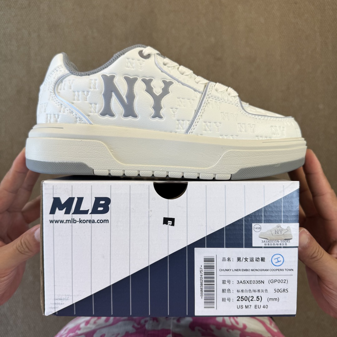  核心价格表私
MLB Chunky Liner 学长鞋 增高厚底板鞋 老花暗纹米灰色
代工厂背景，市面