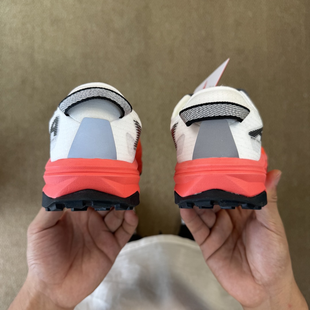 
奥创 勃朗峰碳板竞速越野跑鞋！
Altra Mont Blanc 第1色：白红黑
美国专业跑鞋品牌，国