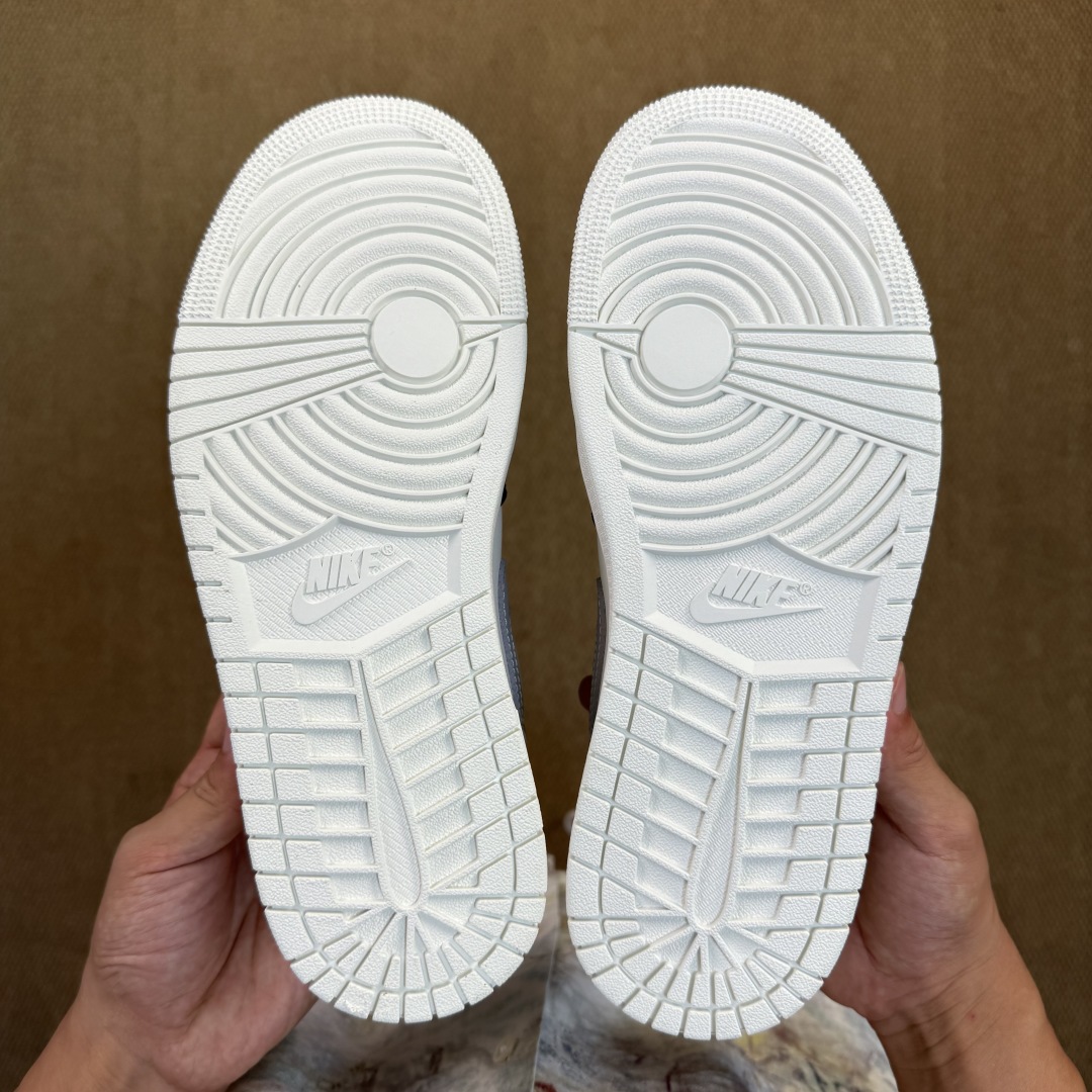 AJ1Low低帮：白灰黑
市售最强低帮 天花板品质！
市面唯一正确版本 全鞋正品原材料 
IO2242-
