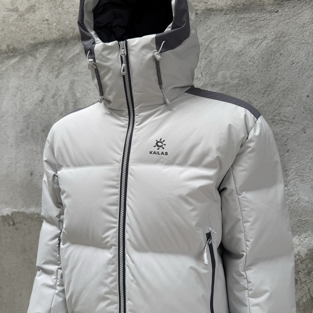 主推优势私
KAILAS凯乐石 达古羽绒服700蓬鹅绒

颜色：玄青黑、亮白、浅云灰、绒蒿粉
号码：XS、S、M、L、XL、XXL

功能特点：FILTER-TEC科技面料提供防风保护。填充700蓬鹅绒，绒子含量达90%，高效保暖。可调节立体充绒防风帽。两侧拉链插手袋，内里设有拉链口袋和收纳网袋，方便收纳物品。透气拉链设计，快速散热。弹力防风袖口，防止寒风进入。
采用绗线压胶工艺的设计，再也不怕钻绒问题。