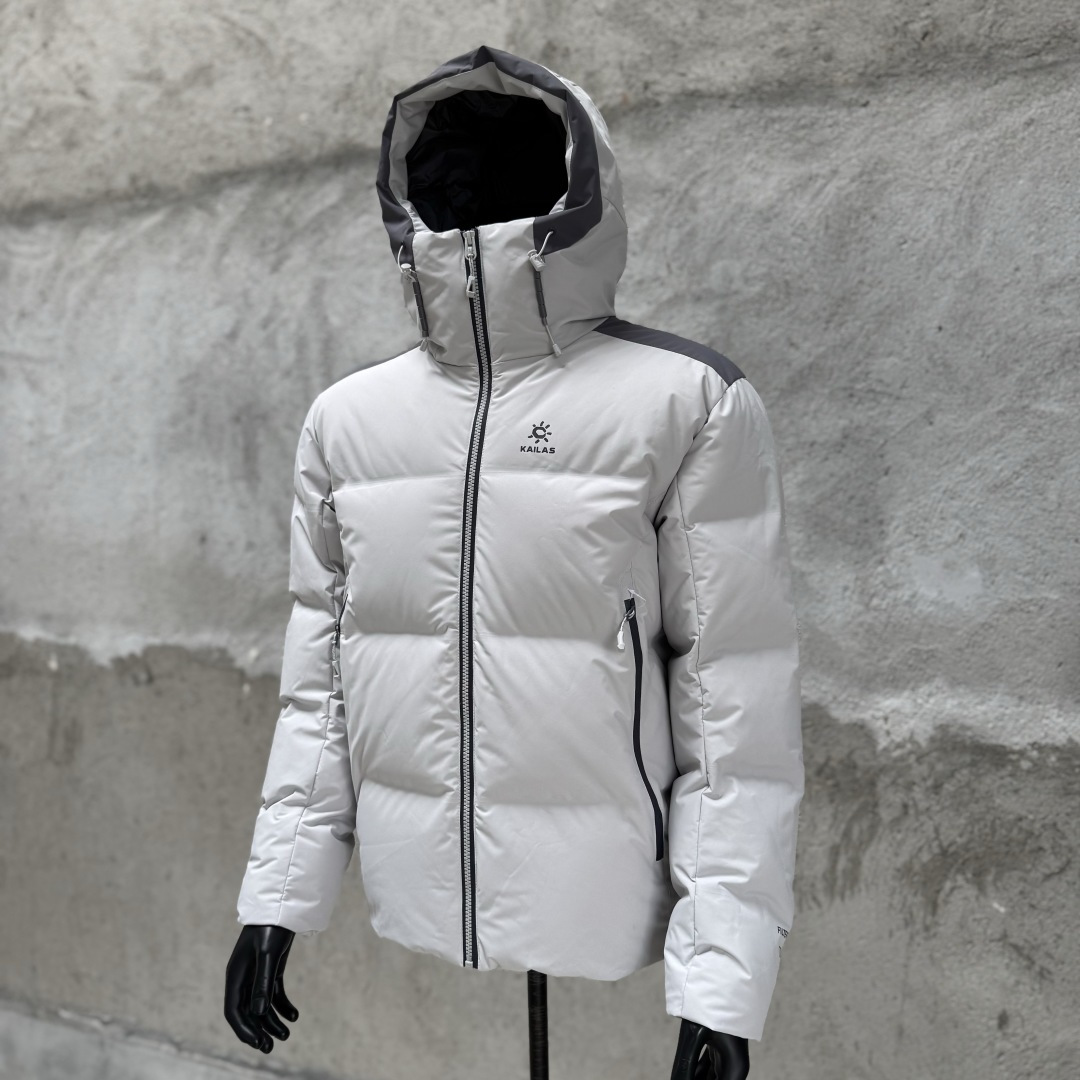 主推优势私
KAILAS凯乐石 达古羽绒服700蓬鹅绒

颜色：玄青黑、亮白、浅云灰、绒蒿粉
号码：XS、S、M、L、XL、XXL

功能特点：FILTER-TEC科技面料提供防风保护。填充700蓬鹅绒，绒子含量达90%，高效保暖。可调节立体充绒防风帽。两侧拉链插手袋，内里设有拉链口袋和收纳网袋，方便收纳物品。透气拉链设计，快速散热。弹力防风袖口，防止寒风进入。
采用绗线压胶工艺的设计，再也不怕钻绒问题。