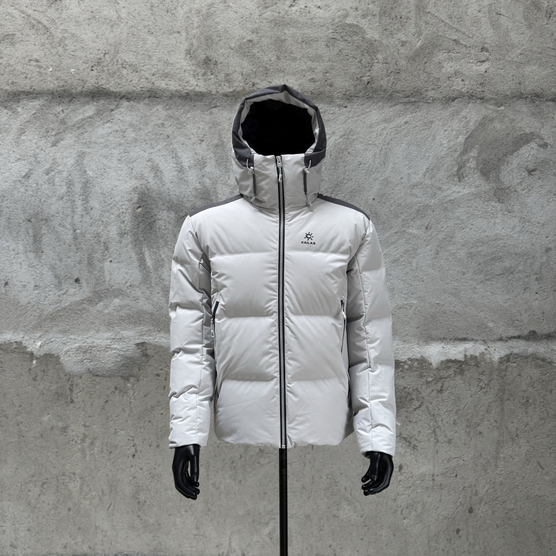 主推优势私
KAILAS凯乐石 达古羽绒服700蓬鹅绒

颜色：玄青黑、亮白、浅云灰、绒蒿粉
号码：XS、S、M、L、XL、XXL

功能特点：FILTER-TEC科技面料提供防风保护。填充700蓬鹅绒，绒子含量达90%，高效保暖。可调节立体充绒防风帽。两侧拉链插手袋，内里设有拉链口袋和收纳网袋，方便收纳物品。透气拉链设计，快速散热。弹力防风袖口，防止寒风进入。
采用绗线压胶工艺的设计，再也不怕钻绒问题。
