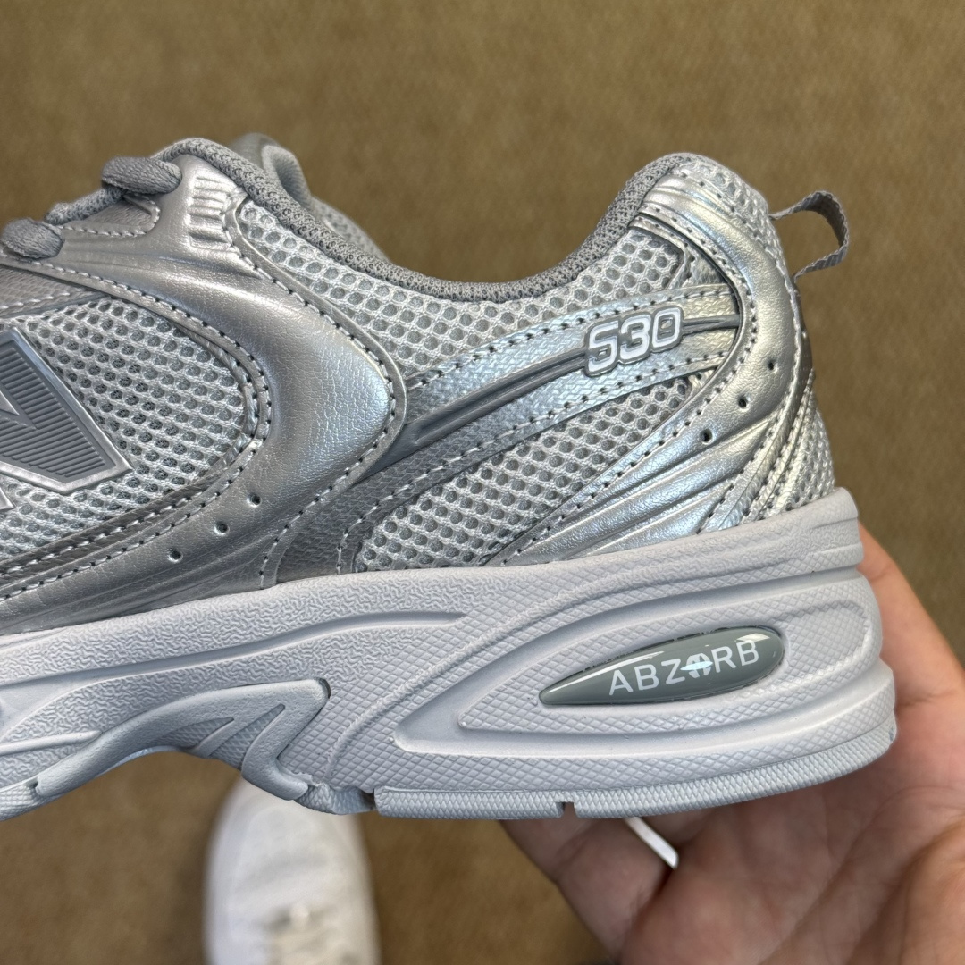 过验级 NB530 银灰历时两月重新开版 精准还原流线鞋型● 鞋头正确皮料区分市场软超纤●独家使用定型工