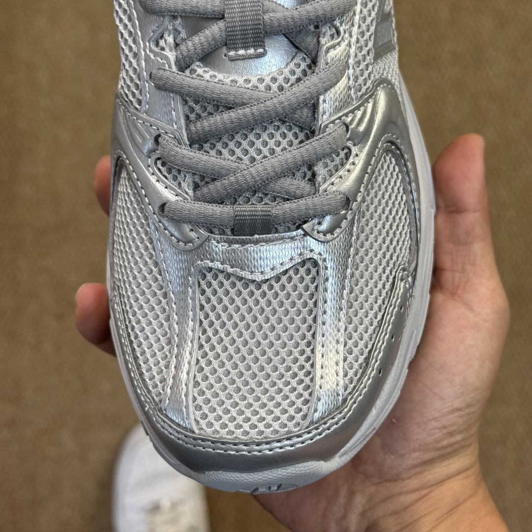 过验级 NB530 银灰历时两月重新开版 精准还原流线鞋型● 鞋头正确皮料区分市场软超纤●独家使用定型工