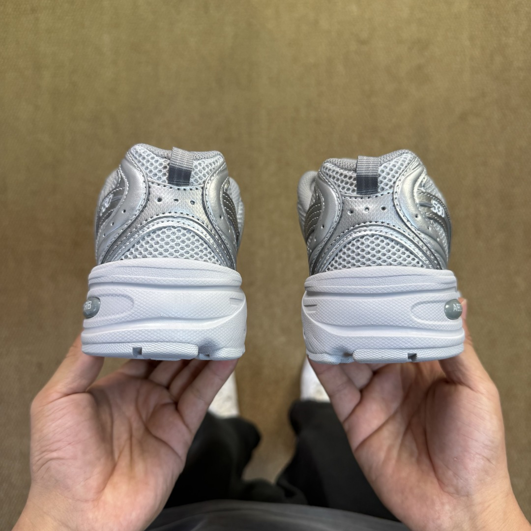 过验级 NB530 银灰历时两月重新开版 精准还原流线鞋型● 鞋头正确皮料区分市场软超纤●独家使用定型工