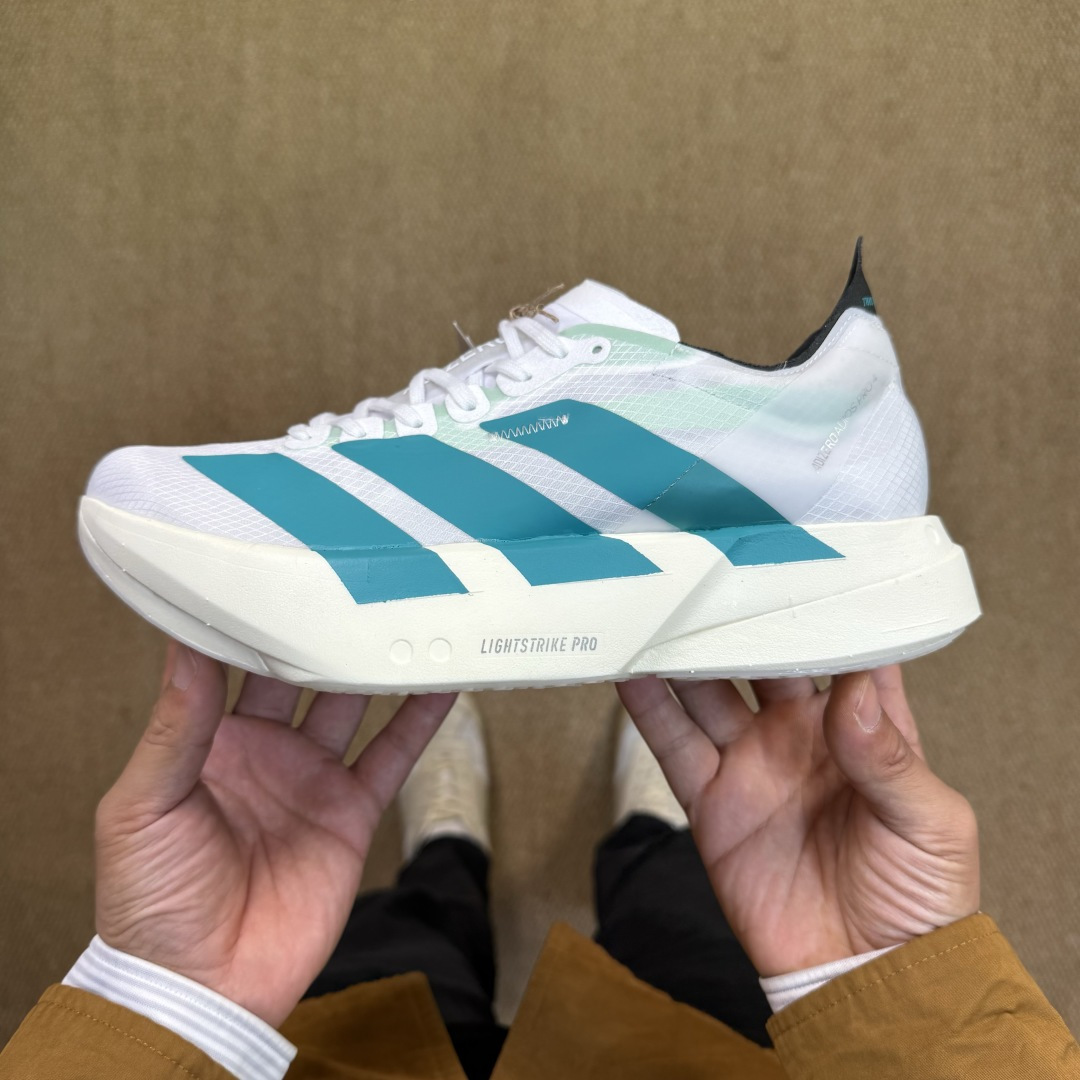 纯原真碳棒！adidas Adizero Adios Pro 4  阿迪达斯马拉松跑步鞋 第2色:白绿搭配ENERGYRODS 2.0真碳柱，每一步都动力满满鞋面用的是Lightlock技术，轻透又贴合，就像给脚定制的一样。中底是全掌Lightstrike Pro泡棉，软弹感超绝货号JR1267尺码：36 36.5 37 38 38.5 39 40 40.5 41 42 42.5 43 44 44.5 45 46
