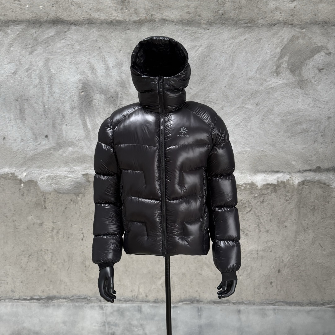 主推优势私
私域版高货！KAILAS 凯乐石 5000GT
千蓬元帅户外运动登山徒步轻量透气拒水1000蓬羽绒服

超级轻薄半透面料，绒朵透光可见，所以这款填充绒必须足够好，否则没法看！
肉眼可见的超级蓬松，这款因为填充的绒朵好，才能呈现出鼓鼓囊囊的效果，超轻超蓬！

填充国标拒水90白鹅绒（清水绒），支持检测！区别于市面假90绒。

面料为涤纶暗格，市面无同款面料，定制定染色后再做防水；为还原原版质感与手感，打样无数次才最终满意。里布工艺同样复杂，生产周期漫长。

所有五金辅料均为定制定染色：整衣采用三种不同拉链头，内里口袋配特殊色拉链，帽子及下摆抽绳、帽子气眼，均攻克极高工艺难度，完美呈现。

尺码建议：版型偏大，原版数据一刀未改，且可通过下摆内侧抽绳调整至合适效果。

产品配色：松翠绿、玉雪粉、栗色棕、玄铁黑、天池蓝乌木灰

尺码：S M L XL XXL