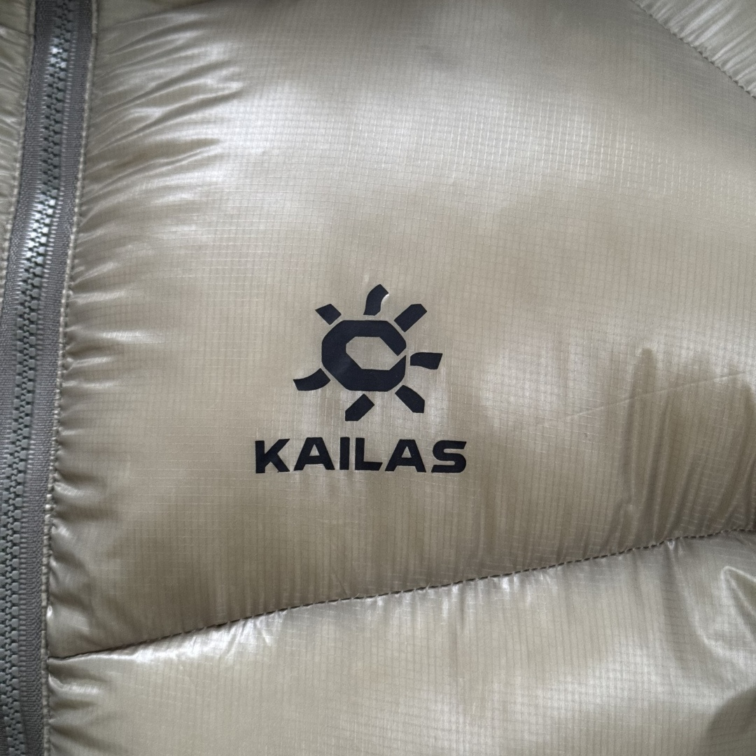 主推优势私
私域版高货！KAILAS 凯乐石 5000GT
千蓬元帅户外运动登山徒步轻量透气拒水1000蓬羽绒服

超级轻薄半透面料，绒朵透光可见，所以这款填充绒必须足够好，否则没法看！
肉眼可见的超级蓬松，这款因为填充的绒朵好，才能呈现出鼓鼓囊囊的效果，超轻超蓬！

填充国标拒水90白鹅绒（清水绒），支持检测！区别于市面假90绒。

面料为涤纶暗格，市面无同款面料，定制定染色后再做防水；为还原原版质感与手感，打样无数次才最终满意。里布工艺同样复杂，生产周期漫长。

所有五金辅料均为定制定染色：整衣采用三种不同拉链头，内里口袋配特殊色拉链，帽子及下摆抽绳、帽子气眼，均攻克极高工艺难度，完美呈现。

尺码建议：版型偏大，原版数据一刀未改，且可通过下摆内侧抽绳调整至合适效果。

产品配色：松翠绿、玉雪粉、栗色棕、玄铁黑、天池蓝乌木灰

尺码：S M L XL XXL