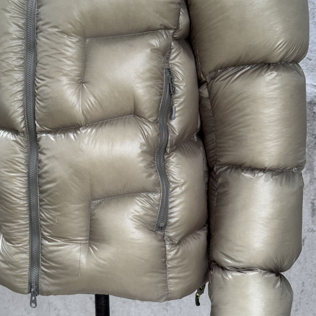 主推优势私
私域版高货！KAILAS 凯乐石 5000GT
千蓬元帅户外运动登山徒步轻量透气拒水1000蓬羽绒服

超级轻薄半透面料，绒朵透光可见，所以这款填充绒必须足够好，否则没法看！
肉眼可见的超级蓬松，这款因为填充的绒朵好，才能呈现出鼓鼓囊囊的效果，超轻超蓬！

填充国标拒水90白鹅绒（清水绒），支持检测！区别于市面假90绒。

面料为涤纶暗格，市面无同款面料，定制定染色后再做防水；为还原原版质感与手感，打样无数次才最终满意。里布工艺同样复杂，生产周期漫长。

所有五金辅料均为定制定染色：整衣采用三种不同拉链头，内里口袋配特殊色拉链，帽子及下摆抽绳、帽子气眼，均攻克极高工艺难度，完美呈现。

尺码建议：版型偏大，原版数据一刀未改，且可通过下摆内侧抽绳调整至合适效果。

产品配色：松翠绿、玉雪粉、栗色棕、玄铁黑、天池蓝乌木灰

尺码：S M L XL XXL