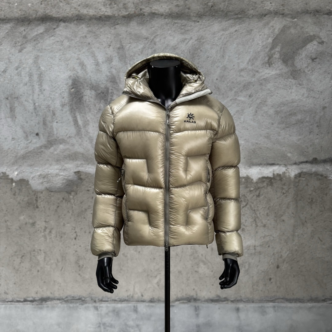 主推优势私
私域版高货！KAILAS 凯乐石 5000GT
千蓬元帅户外运动登山徒步轻量透气拒水1000蓬羽绒服

超级轻薄半透面料，绒朵透光可见，所以这款填充绒必须足够好，否则没法看！
肉眼可见的超级蓬松，这款因为填充的绒朵好，才能呈现出鼓鼓囊囊的效果，超轻超蓬！

填充国标拒水90白鹅绒（清水绒），支持检测！区别于市面假90绒。

面料为涤纶暗格，市面无同款面料，定制定染色后再做防水；为还原原版质感与手感，打样无数次才最终满意。里布工艺同样复杂，生产周期漫长。

所有五金辅料均为定制定染色：整衣采用三种不同拉链头，内里口袋配特殊色拉链，帽子及下摆抽绳、帽子气眼，均攻克极高工艺难度，完美呈现。

尺码建议：版型偏大，原版数据一刀未改，且可通过下摆内侧抽绳调整至合适效果。

产品配色：松翠绿、玉雪粉、栗色棕、玄铁黑、天池蓝乌木灰

尺码：S M L XL XXL