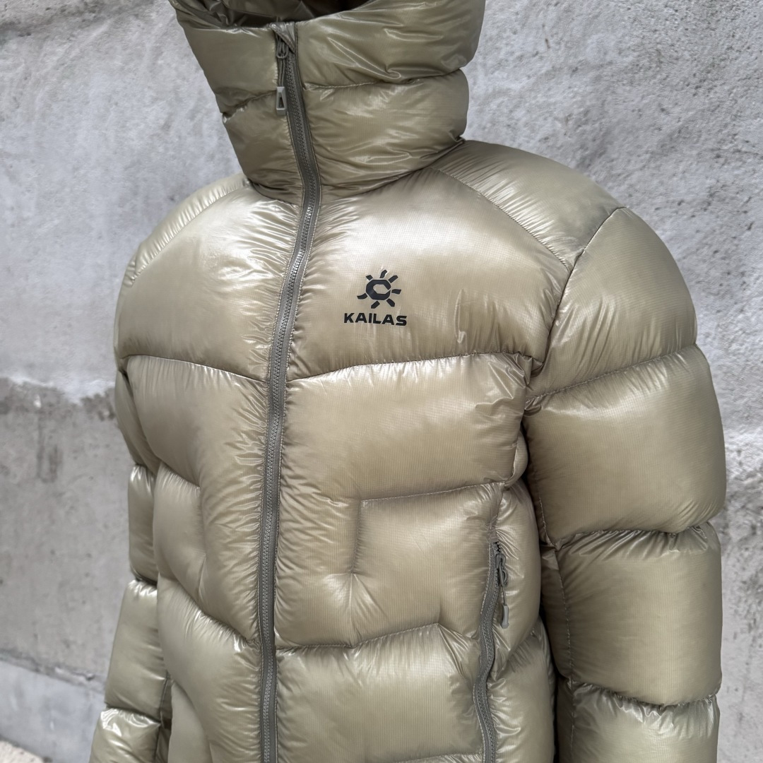 主推优势私 私域版高货!KAILAS 凯乐石 5000GT 千蓬元帅户外运动登山徒步轻量透气拒水1000蓬羽绒服 超级轻薄半透面料,绒朵透光可见,所以这款填充绒必须足够好,否则没法看! 肉眼可见的超级蓬松,这款因为填充的绒朵好,才能呈现出鼓鼓囊囊的效果,超轻超蓬! 填充国标拒水90白鹅绒(清水绒),支持检测!区别于市面假90绒. 面料为涤纶暗格,市面无同款面料,定制定染色后再做防水;为还原原版质感与手感,打样无数次才最终满意.里布工艺同样复杂,生产周期漫长. 所有五金辅料均为定制定染色:整衣采用三种不同拉链头,内里口袋配特殊色拉链,帽子及下摆抽绳、帽子气眼,均攻克极高工艺难度,完美呈现. 尺码建议:版型偏大,原版数据一刀未改,且可通过下摆内侧抽绳调整至合适效果. 产品配色:松翠绿、玉雪粉、栗色棕、玄铁黑、天池蓝乌木灰