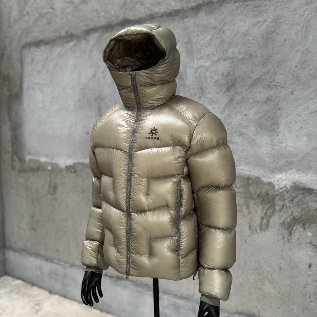 主推优势私
私域版高货！KAILAS 凯乐石 5000GT
千蓬元帅户外运动登山徒步轻量透气拒水1000蓬羽绒服

超级轻薄半透面料，绒朵透光可见，所以这款填充绒必须足够好，否则没法看！
肉眼可见的超级蓬松，这款因为填充的绒朵好，才能呈现出鼓鼓囊囊的效果，超轻超蓬！

填充国标拒水90白鹅绒（清水绒），支持检测！区别于市面假90绒。

面料为涤纶暗格，市面无同款面料，定制定染色后再做防水；为还原原版质感与手感，打样无数次才最终满意。里布工艺同样复杂，生产周期漫长。

所有五金辅料均为定制定染色：整衣采用三种不同拉链头，内里口袋配特殊色拉链，帽子及下摆抽绳、帽子气眼，均攻克极高工艺难度，完美呈现。

尺码建议：版型偏大，原版数据一刀未改，且可通过下摆内侧抽绳调整至合适效果。

产品配色：松翠绿、玉雪粉、栗色棕、玄铁黑、天池蓝乌木灰

尺码：S M L XL XXL