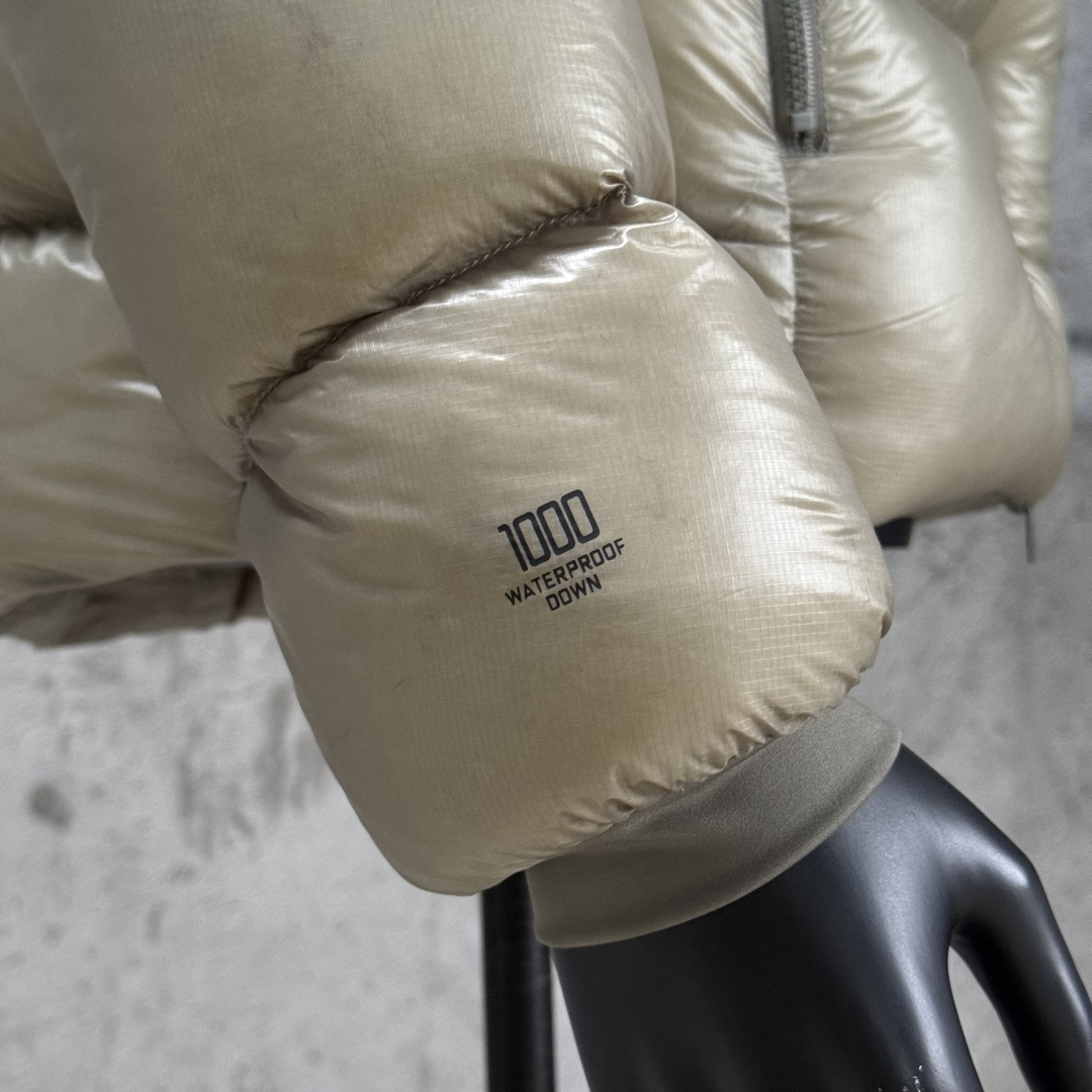 主推优势私
私域版高货！KAILAS 凯乐石 5000GT
千蓬元帅户外运动登山徒步轻量透气拒水1000蓬羽绒服

超级轻薄半透面料，绒朵透光可见，所以这款填充绒必须足够好，否则没法看！
肉眼可见的超级蓬松，这款因为填充的绒朵好，才能呈现出鼓鼓囊囊的效果，超轻超蓬！

填充国标拒水90白鹅绒（清水绒），支持检测！区别于市面假90绒。

面料为涤纶暗格，市面无同款面料，定制定染色后再做防水；为还原原版质感与手感，打样无数次才最终满意。里布工艺同样复杂，生产周期漫长。

所有五金辅料均为定制定染色：整衣采用三种不同拉链头，内里口袋配特殊色拉链，帽子及下摆抽绳、帽子气眼，均攻克极高工艺难度，完美呈现。

尺码建议：版型偏大，原版数据一刀未改，且可通过下摆内侧抽绳调整至合适效果。

产品配色：松翠绿、玉雪粉、栗色棕、玄铁黑、天池蓝乌木灰

尺码：S M L XL XXL