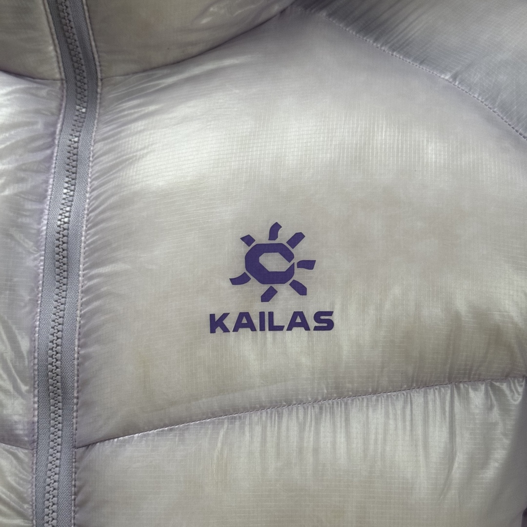 主推优势私
私域版高货！KAILAS 凯乐石 5000GT
千蓬元帅户外运动登山徒步轻量透气拒水1000蓬羽绒服

超级轻薄半透面料，绒朵透光可见，所以这款填充绒必须足够好，否则没法看！
肉眼可见的超级蓬松，这款因为填充的绒朵好，才能呈现出鼓鼓囊囊的效果，超轻超蓬！

填充国标拒水90白鹅绒（清水绒），支持检测！区别于市面假90绒。

面料为涤纶暗格，市面无同款面料，定制定染色后再做防水；为还原原版质感与手感，打样无数次才最终满意。里布工艺同样复杂，生产周期漫长。

所有五金辅料均为定制定染色：整衣采用三种不同拉链头，内里口袋配特殊色拉链，帽子及下摆抽绳、帽子气眼，均攻克极高工艺难度，完美呈现。

尺码建议：版型偏大，原版数据一刀未改，且可通过下摆内侧抽绳调整至合适效果。

产品配色：松翠绿、玉雪粉、栗色棕、玄铁黑、天池蓝乌木灰

尺码：S M L XL XXL
