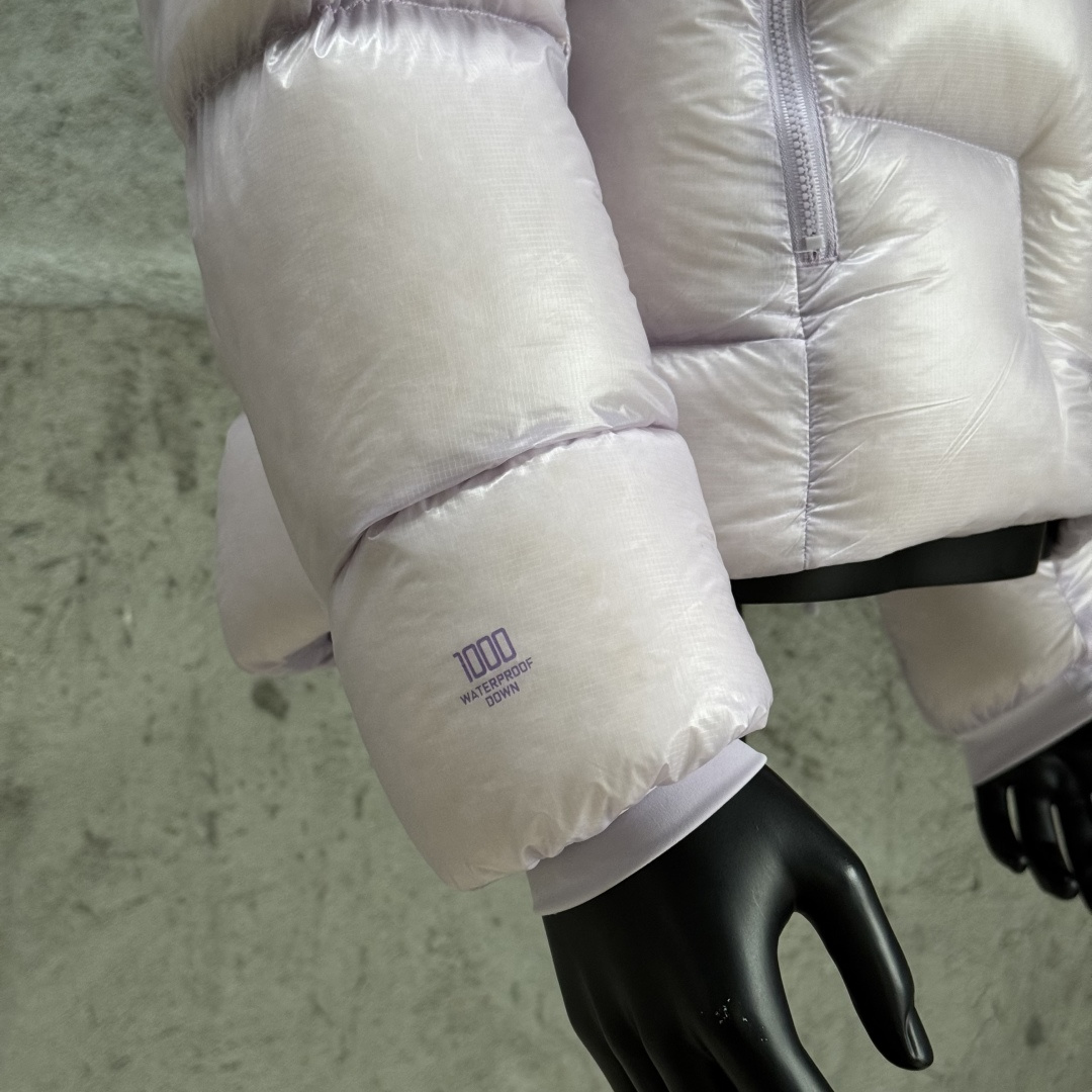 主推优势私
私域版高货！KAILAS 凯乐石 5000GT
千蓬元帅户外运动登山徒步轻量透气拒水1000蓬羽绒服

超级轻薄半透面料，绒朵透光可见，所以这款填充绒必须足够好，否则没法看！
肉眼可见的超级蓬松，这款因为填充的绒朵好，才能呈现出鼓鼓囊囊的效果，超轻超蓬！

填充国标拒水90白鹅绒（清水绒），支持检测！区别于市面假90绒。

面料为涤纶暗格，市面无同款面料，定制定染色后再做防水；为还原原版质感与手感，打样无数次才最终满意。里布工艺同样复杂，生产周期漫长。

所有五金辅料均为定制定染色：整衣采用三种不同拉链头，内里口袋配特殊色拉链，帽子及下摆抽绳、帽子气眼，均攻克极高工艺难度，完美呈现。

尺码建议：版型偏大，原版数据一刀未改，且可通过下摆内侧抽绳调整至合适效果。

产品配色：松翠绿、玉雪粉、栗色棕、玄铁黑、天池蓝乌木灰

尺码：S M L XL XXL