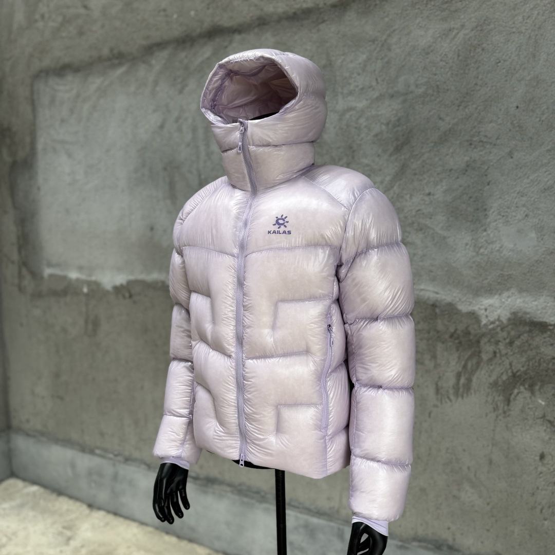 主推优势私
私域版高货！KAILAS 凯乐石 5000GT
千蓬元帅户外运动登山徒步轻量透气拒水1000蓬羽绒服

超级轻薄半透面料，绒朵透光可见，所以这款填充绒必须足够好，否则没法看！
肉眼可见的超级蓬松，这款因为填充的绒朵好，才能呈现出鼓鼓囊囊的效果，超轻超蓬！

填充国标拒水90白鹅绒（清水绒），支持检测！区别于市面假90绒。

面料为涤纶暗格，市面无同款面料，定制定染色后再做防水；为还原原版质感与手感，打样无数次才最终满意。里布工艺同样复杂，生产周期漫长。

所有五金辅料均为定制定染色：整衣采用三种不同拉链头，内里口袋配特殊色拉链，帽子及下摆抽绳、帽子气眼，均攻克极高工艺难度，完美呈现。

尺码建议：版型偏大，原版数据一刀未改，且可通过下摆内侧抽绳调整至合适效果。

产品配色：松翠绿、玉雪粉、栗色棕、玄铁黑、天池蓝乌木灰

尺码：S M L XL XXL