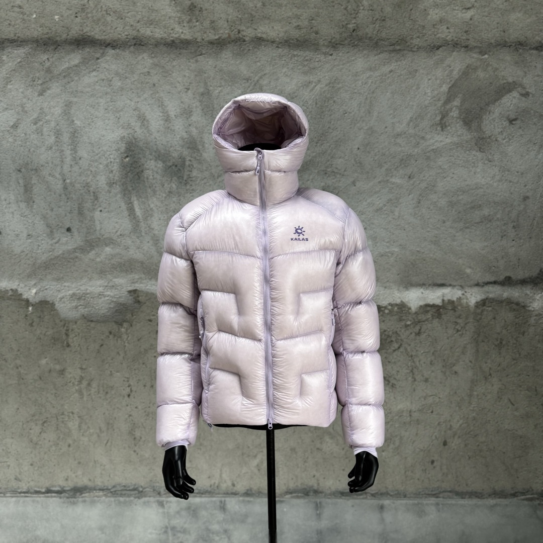 主推优势私
私域版高货！KAILAS 凯乐石 5000GT
千蓬元帅户外运动登山徒步轻量透气拒水1000蓬羽绒服

超级轻薄半透面料，绒朵透光可见，所以这款填充绒必须足够好，否则没法看！
肉眼可见的超级蓬松，这款因为填充的绒朵好，才能呈现出鼓鼓囊囊的效果，超轻超蓬！

填充国标拒水90白鹅绒（清水绒），支持检测！区别于市面假90绒。

面料为涤纶暗格，市面无同款面料，定制定染色后再做防水；为还原原版质感与手感，打样无数次才最终满意。里布工艺同样复杂，生产周期漫长。

所有五金辅料均为定制定染色：整衣采用三种不同拉链头，内里口袋配特殊色拉链，帽子及下摆抽绳、帽子气眼，均攻克极高工艺难度，完美呈现。

尺码建议：版型偏大，原版数据一刀未改，且可通过下摆内侧抽绳调整至合适效果。

产品配色：松翠绿、玉雪粉、栗色棕、玄铁黑、天池蓝乌木灰

尺码：S M L XL XXL