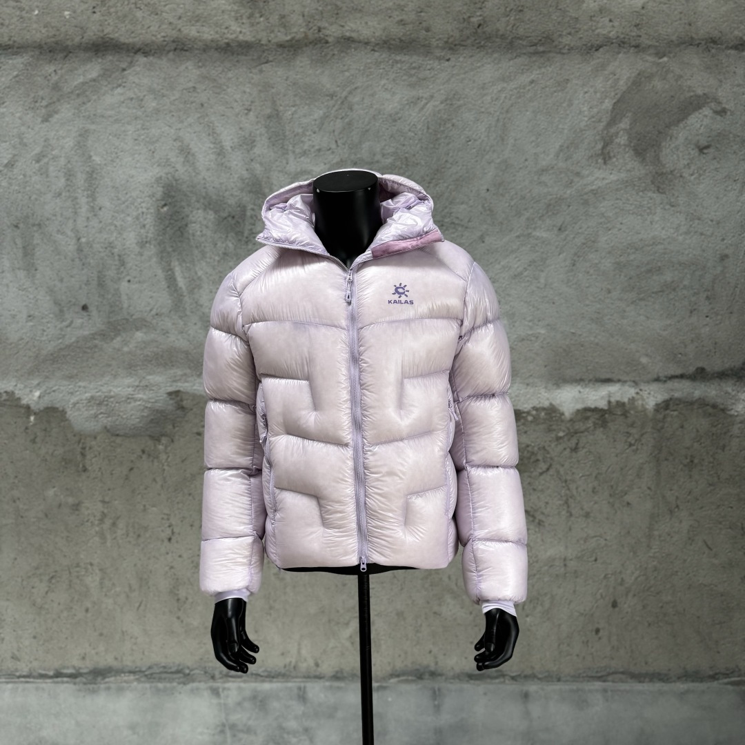主推优势私
私域版高货！KAILAS 凯乐石 5000GT
千蓬元帅户外运动登山徒步轻量透气拒水1000蓬羽绒服

超级轻薄半透面料，绒朵透光可见，所以这款填充绒必须足够好，否则没法看！
肉眼可见的超级蓬松，这款因为填充的绒朵好，才能呈现出鼓鼓囊囊的效果，超轻超蓬！

填充国标拒水90白鹅绒（清水绒），支持检测！区别于市面假90绒。

面料为涤纶暗格，市面无同款面料，定制定染色后再做防水；为还原原版质感与手感，打样无数次才最终满意。里布工艺同样复杂，生产周期漫长。

所有五金辅料均为定制定染色：整衣采用三种不同拉链头，内里口袋配特殊色拉链，帽子及下摆抽绳、帽子气眼，均攻克极高工艺难度，完美呈现。

尺码建议：版型偏大，原版数据一刀未改，且可通过下摆内侧抽绳调整至合适效果。

产品配色：松翠绿、玉雪粉、栗色棕、玄铁黑、天池蓝乌木灰

尺码：S M L XL XXL