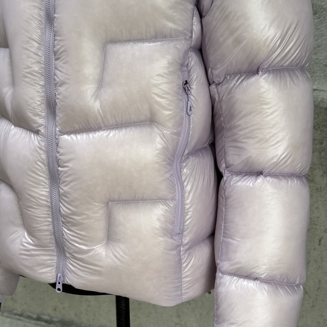 主推优势私
私域版高货！KAILAS 凯乐石 5000GT
千蓬元帅户外运动登山徒步轻量透气拒水1000蓬羽绒服

超级轻薄半透面料，绒朵透光可见，所以这款填充绒必须足够好，否则没法看！
肉眼可见的超级蓬松，这款因为填充的绒朵好，才能呈现出鼓鼓囊囊的效果，超轻超蓬！

填充国标拒水90白鹅绒（清水绒），支持检测！区别于市面假90绒。

面料为涤纶暗格，市面无同款面料，定制定染色后再做防水；为还原原版质感与手感，打样无数次才最终满意。里布工艺同样复杂，生产周期漫长。

所有五金辅料均为定制定染色：整衣采用三种不同拉链头，内里口袋配特殊色拉链，帽子及下摆抽绳、帽子气眼，均攻克极高工艺难度，完美呈现。

尺码建议：版型偏大，原版数据一刀未改，且可通过下摆内侧抽绳调整至合适效果。

产品配色：松翠绿、玉雪粉、栗色棕、玄铁黑、天池蓝乌木灰

尺码：S M L XL XXL