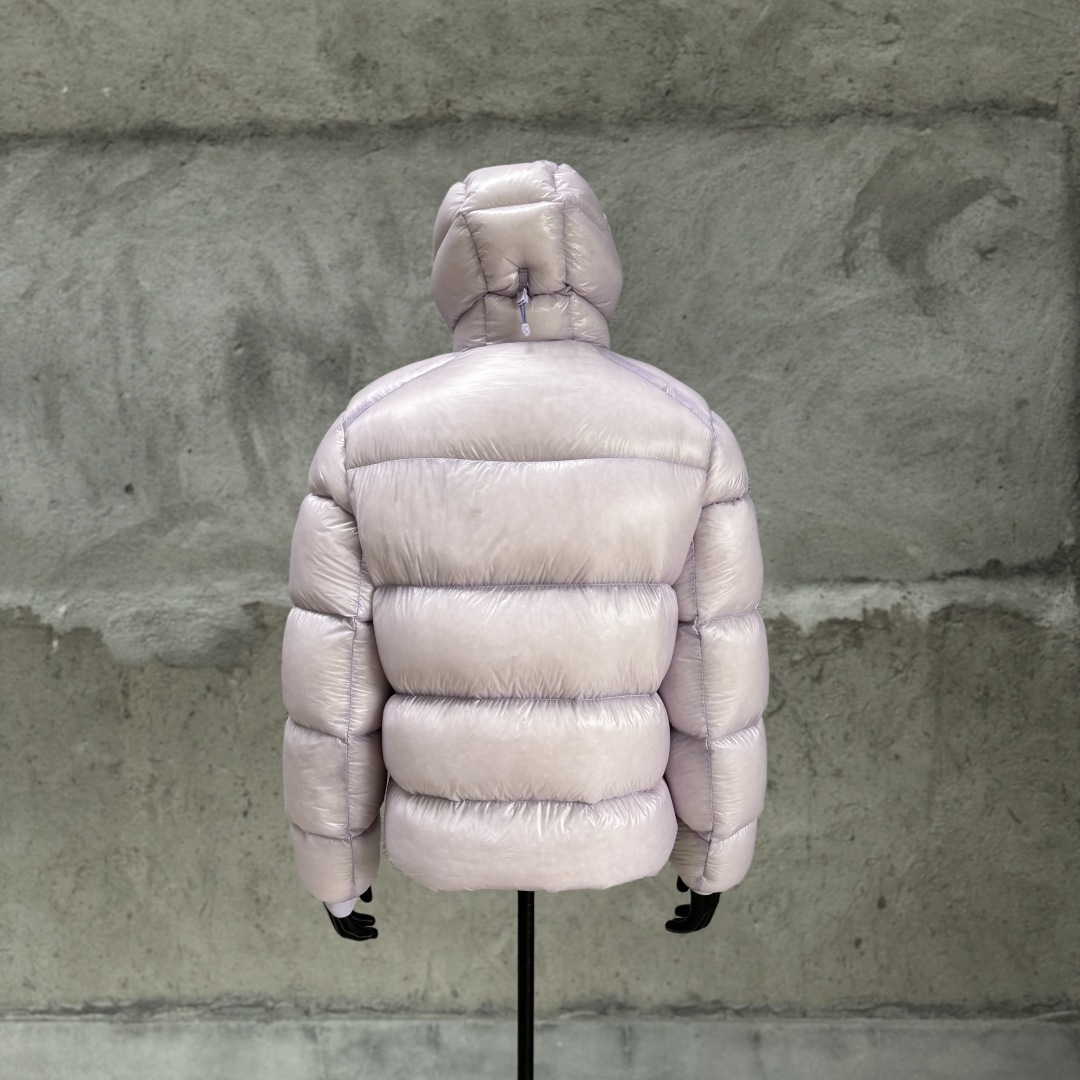 主推优势私
私域版高货！KAILAS 凯乐石 5000GT
千蓬元帅户外运动登山徒步轻量透气拒水1000蓬羽绒服

超级轻薄半透面料，绒朵透光可见，所以这款填充绒必须足够好，否则没法看！
肉眼可见的超级蓬松，这款因为填充的绒朵好，才能呈现出鼓鼓囊囊的效果，超轻超蓬！

填充国标拒水90白鹅绒（清水绒），支持检测！区别于市面假90绒。

面料为涤纶暗格，市面无同款面料，定制定染色后再做防水；为还原原版质感与手感，打样无数次才最终满意。里布工艺同样复杂，生产周期漫长。

所有五金辅料均为定制定染色：整衣采用三种不同拉链头，内里口袋配特殊色拉链，帽子及下摆抽绳、帽子气眼，均攻克极高工艺难度，完美呈现。

尺码建议：版型偏大，原版数据一刀未改，且可通过下摆内侧抽绳调整至合适效果。

产品配色：松翠绿、玉雪粉、栗色棕、玄铁黑、天池蓝乌木灰

尺码：S M L XL XXL