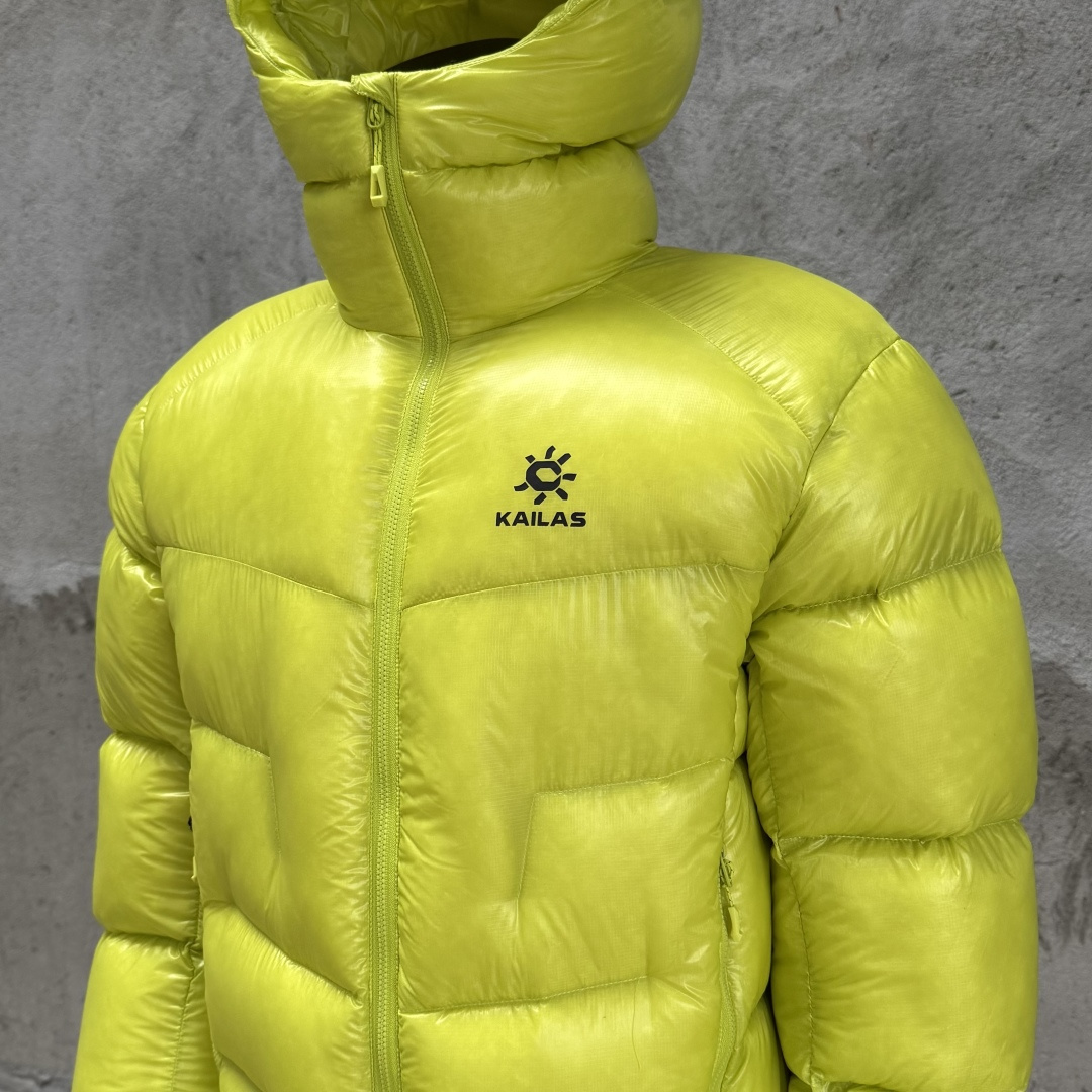 私域版高货!KAILAS 凯乐石 5000GT 千蓬元帅户外运动登山徒步轻量透气拒水1000蓬羽绒服 超级轻薄半透面料,绒朵透光可见,所以这款填充绒必须足够好,否则没法看! 肉眼可见的超级蓬松,这款因为填充的绒朵好,才能呈现出鼓鼓囊囊的效果,超轻超蓬! 填充国标拒水90白鹅绒(清水绒),支持检测!区别于市面假90绒. 面料为涤纶暗格,市面无同款面料,定制定染色后再做防水;为还原原版质感与手感,打样无数次才最终满意.里布工艺同样复杂,生产周期漫长. 所有五金辅料均为定制定染色:整衣采用三种不同拉链头,内里口袋配特殊色拉链,帽子及下摆抽绳、帽子气眼,均攻克极高工艺难度,完美呈现. 尺码建议:版型偏大,原版数据一刀未改,且可通过下摆内侧抽绳调整至合适效果. 产品配色:松翠绿、玉雪粉、暗泉绿、玄铁黑、天池蓝乌木灰