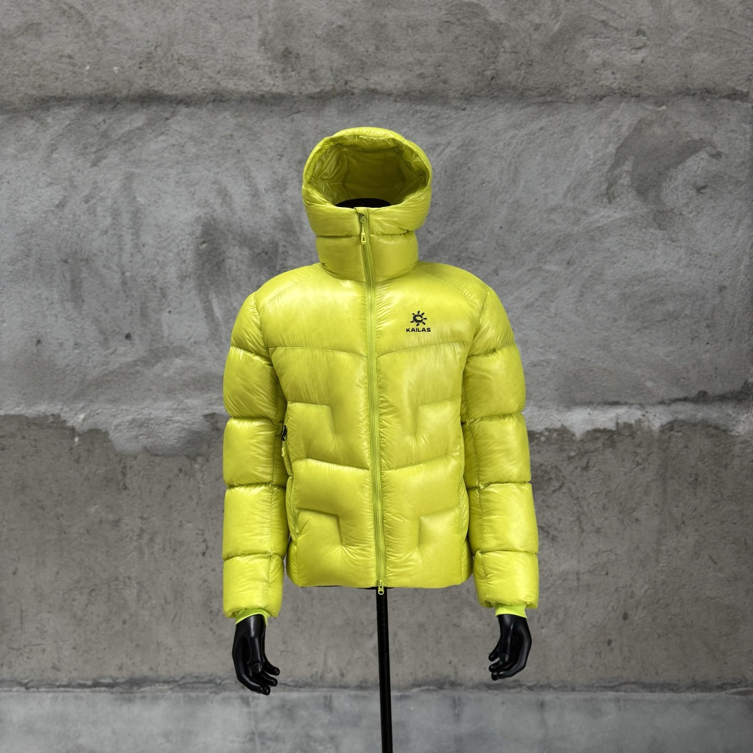 主推优势私
私域版高货！KAILAS 凯乐石 5000GT
千蓬元帅户外运动登山徒步轻量透气拒水1000蓬羽绒服

超级轻薄半透面料，绒朵透光可见，所以这款填充绒必须足够好，否则没法看！
肉眼可见的超级蓬松，这款因为填充的绒朵好，才能呈现出鼓鼓囊囊的效果，超轻超蓬！

填充国标拒水90白鹅绒（清水绒），支持检测！区别于市面假90绒。

面料为涤纶暗格，市面无同款面料，定制定染色后再做防水；为还原原版质感与手感，打样无数次才最终满意。里布工艺同样复杂，生产周期漫长。

所有五金辅料均为定制定染色：整衣采用三种不同拉链头，内里口袋配特殊色拉链，帽子及下摆抽绳、帽子气眼，均攻克极高工艺难度，完美呈现。

尺码建议：版型偏大，原版数据一刀未改，且可通过下摆内侧抽绳调整至合适效果。

产品配色：松翠绿、玉雪粉、栗色棕、玄铁黑、天池蓝乌木灰

尺码：S M L XL XXL