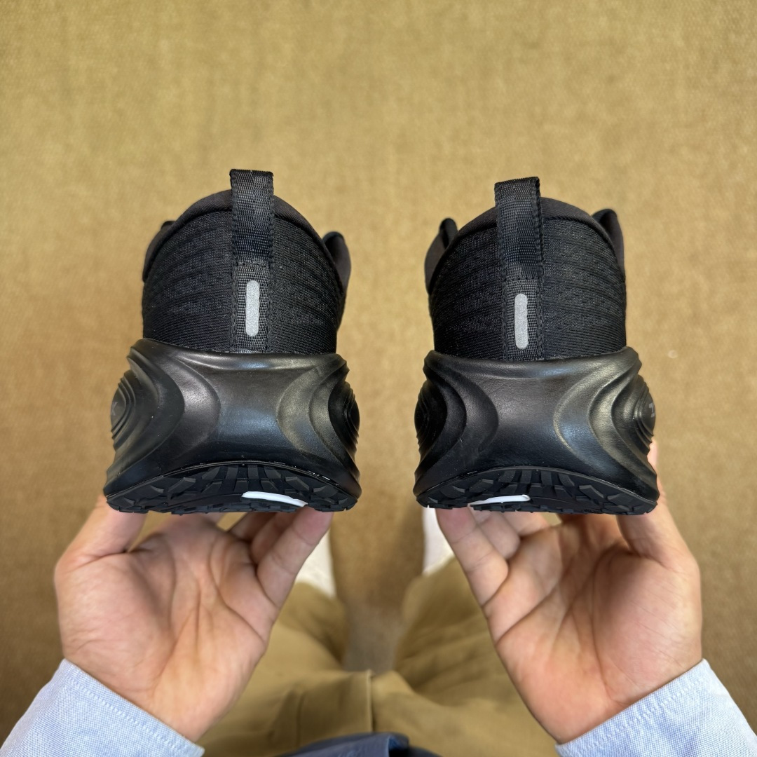 核心价格表私Nike Vomero Plus 低帮 ZOOMX 马拉松跑步鞋缓震表现出色，脚感Q弹！货号