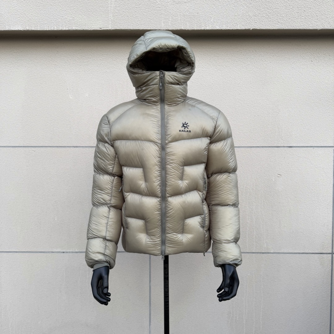 私域版高货！KAILAS 凯乐石 5000GT
千蓬元帅户外运动登山徒步轻量透气拒水1000蓬羽绒服

超级轻薄半透面料，绒朵透光可见，所以这款填充绒必须足够好，否则没法看！
肉眼可见的超级蓬松，这款因为填充的绒朵好，才能呈现出鼓鼓囊囊的效果，超轻超蓬！

填充国标拒水90白鹅绒（清水绒），支持检测！区别于市面假90绒。

面料为涤纶暗格，市面无同款面料，定制定染色后再做防水；为还原原版质感与手感，打样无数次才最终满意。里布工艺同样复杂，生产周期漫长。

所有五金辅料均为定制定染色：整衣采用三种不同拉链头，内里口袋配特殊色拉链，帽子及下摆抽绳、帽子气眼，均攻克极高工艺难度，完美呈现。

尺码建议：版型偏大，原版数据一刀未改，且可通过下摆内侧抽绳调整至合适效果。

产品配色：松翠绿、玉雪粉、暗泉绿、玄铁黑、天池蓝乌木灰

尺码：S M L XL XXL