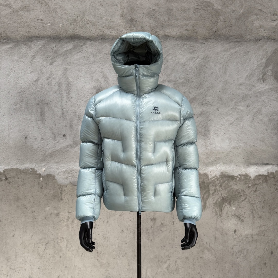 主推优势私
私域版高货！KAILAS 凯乐石 5000GT
千蓬元帅户外运动登山徒步轻量透气拒水1000蓬羽绒服

超级轻薄半透面料，绒朵透光可见，所以这款填充绒必须足够好，否则没法看！
肉眼可见的超级蓬松，这款因为填充的绒朵好，才能呈现出鼓鼓囊囊的效果，超轻超蓬！

填充国标拒水90白鹅绒（清水绒），支持检测！区别于市面假90绒。

面料为涤纶暗格，市面无同款面料，定制定染色后再做防水；为还原原版质感与手感，打样无数次才最终满意。里布工艺同样复杂，生产周期漫长。

所有五金辅料均为定制定染色：整衣采用三种不同拉链头，内里口袋配特殊色拉链，帽子及下摆抽绳、帽子气眼，均攻克极高工艺难度，完美呈现。

尺码建议：版型偏大，原版数据一刀未改，且可通过下摆内侧抽绳调整至合适效果。

产品配色：松翠绿、玉雪粉、暗泉绿、玄铁黑、天池蓝乌木灰

尺码：S M L XL XXL