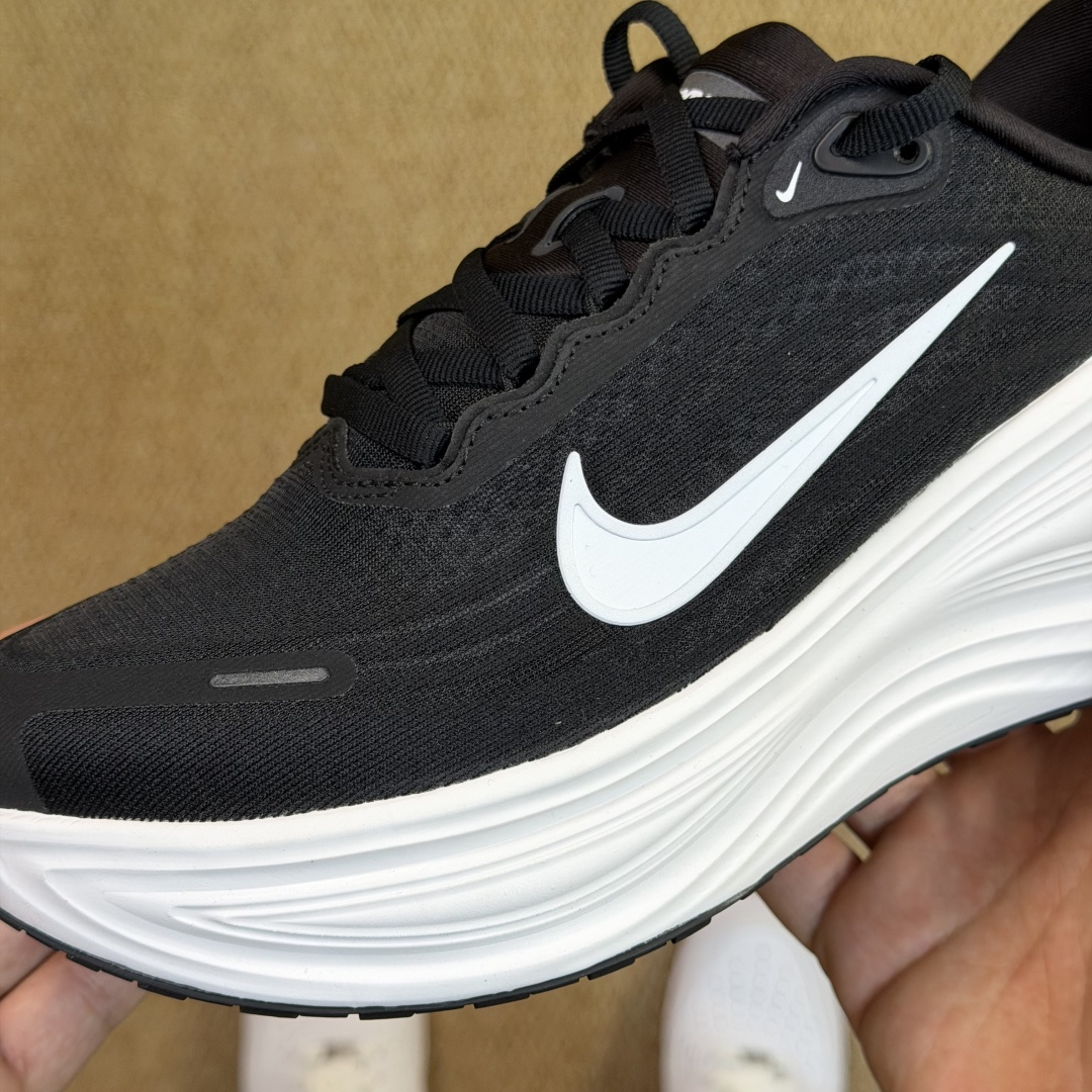 核心价格表私Nike Vomero Plus 低帮 ZOOMX 马拉松跑步鞋第2色:黑白缓震表现出色，脚