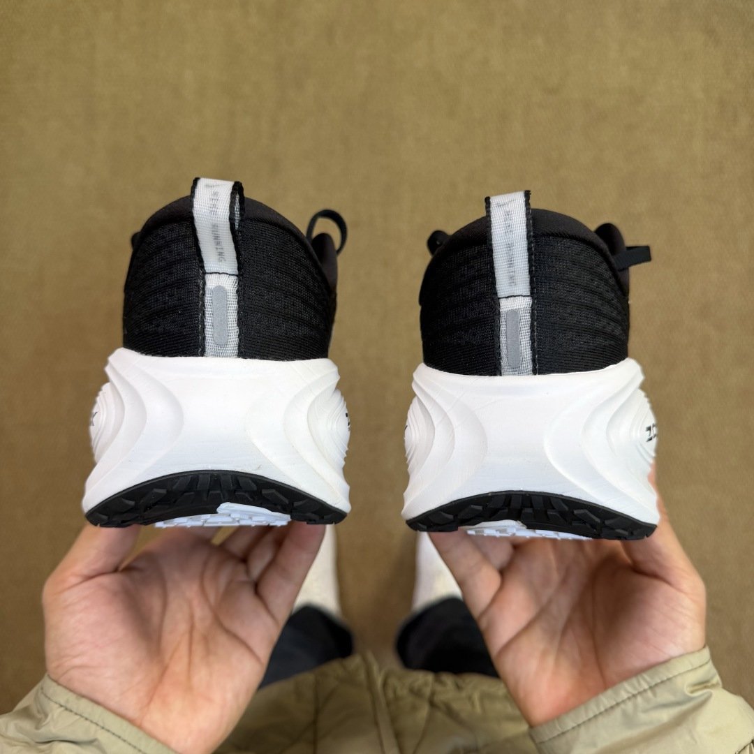 核心价格表私Nike Vomero Plus 低帮 ZOOMX 马拉松跑步鞋第2色:黑白缓震表现出色，脚