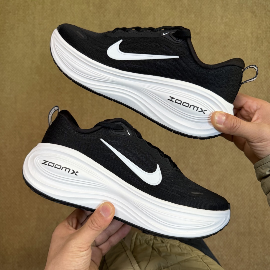 核心价格表私Nike Vomero Plus 低帮 ZOOMX 马拉松跑步鞋第2色:黑白缓震表现出色，脚
