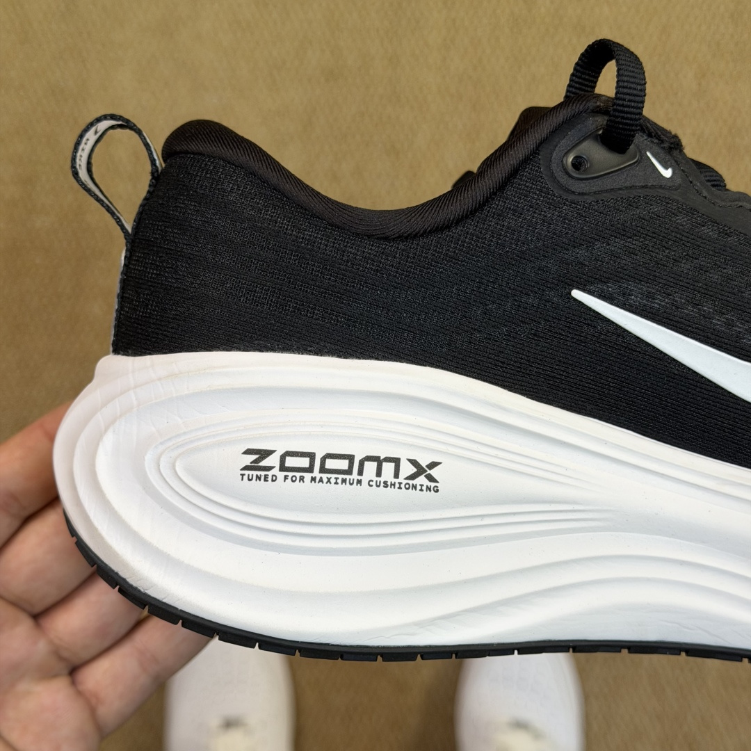 核心价格表私Nike Vomero Plus 低帮 ZOOMX 马拉松跑步鞋第2色:黑白缓震表现出色，脚