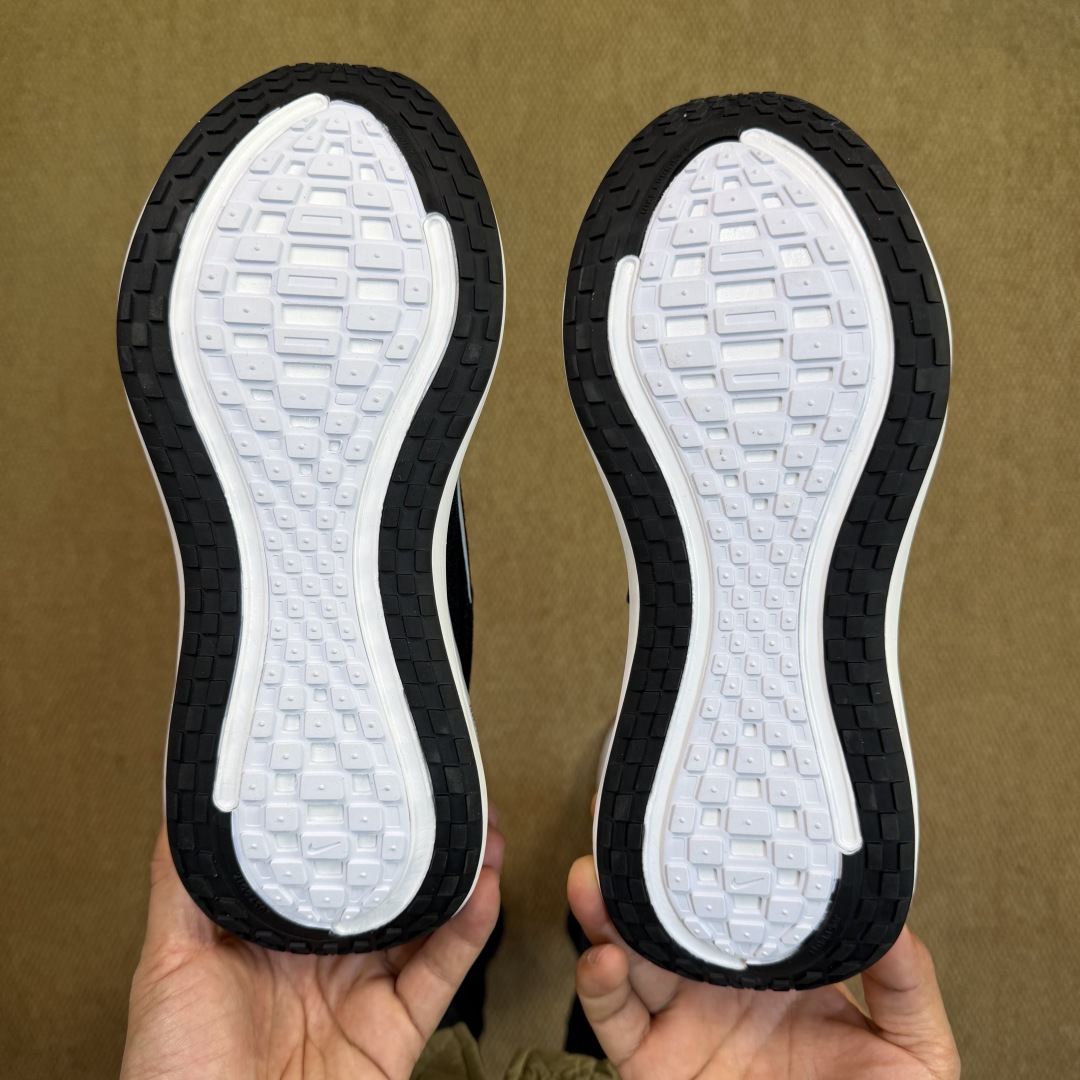 核心价格表私Nike Vomero Plus 低帮 ZOOMX 马拉松跑步鞋第2色:黑白缓震表现出色，脚