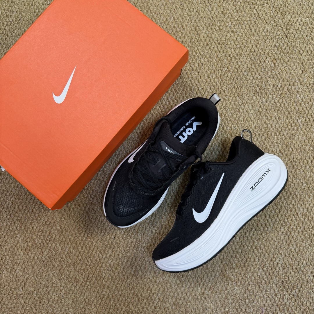 核心价格表私Nike Vomero Plus 低帮 ZOOMX 马拉松跑步鞋第2色:黑白缓震表现出色，脚