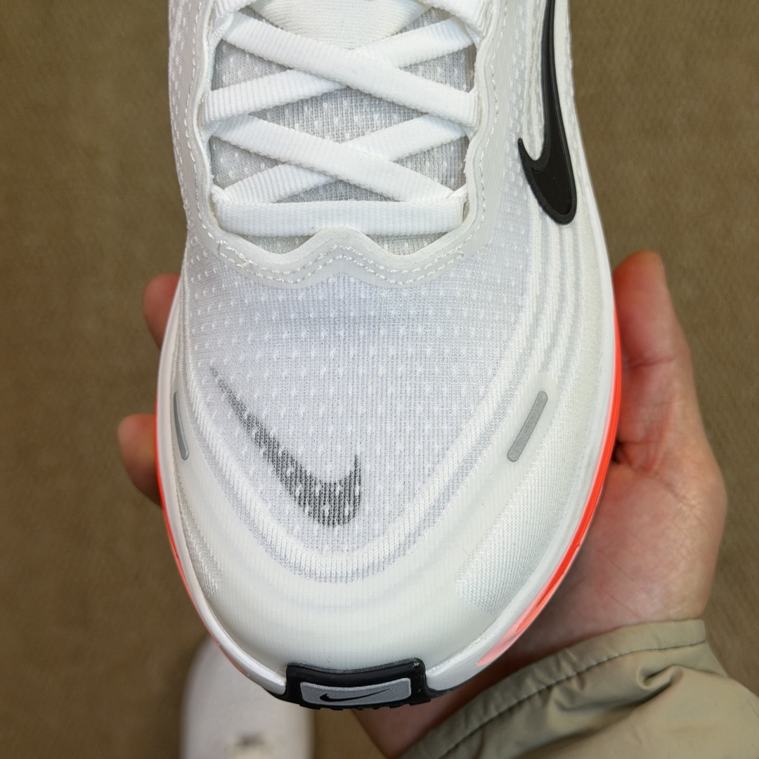 核心价格表私Nike Vomero Plus 低帮 ZOOMX 马拉松跑步鞋第3色:白橘缓震表现出色，脚