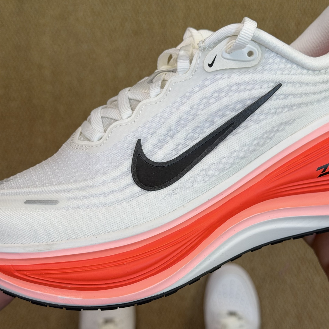 核心价格表私Nike Vomero Plus 低帮 ZOOMX 马拉松跑步鞋第3色:白橘缓震表现出色，脚