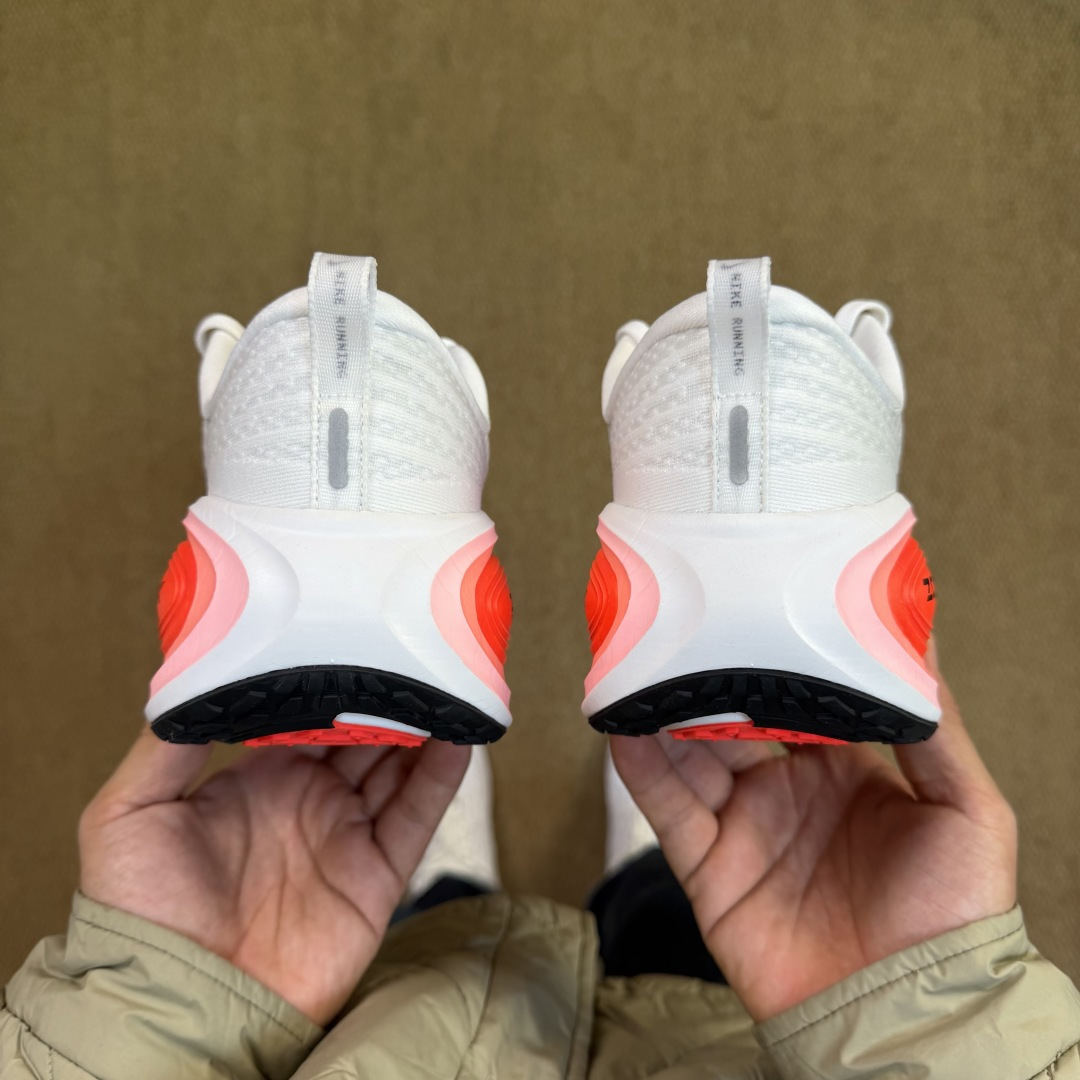 核心价格表私Nike Vomero Plus 低帮 ZOOMX 马拉松跑步鞋第3色:白橘缓震表现出色，脚