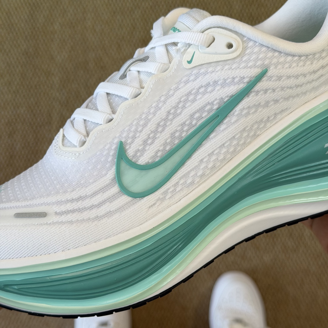 核心价格表私Nike Vomero Plus 低帮 ZOOMX 马拉松跑步鞋第4色:白绿缓震表现出色，脚