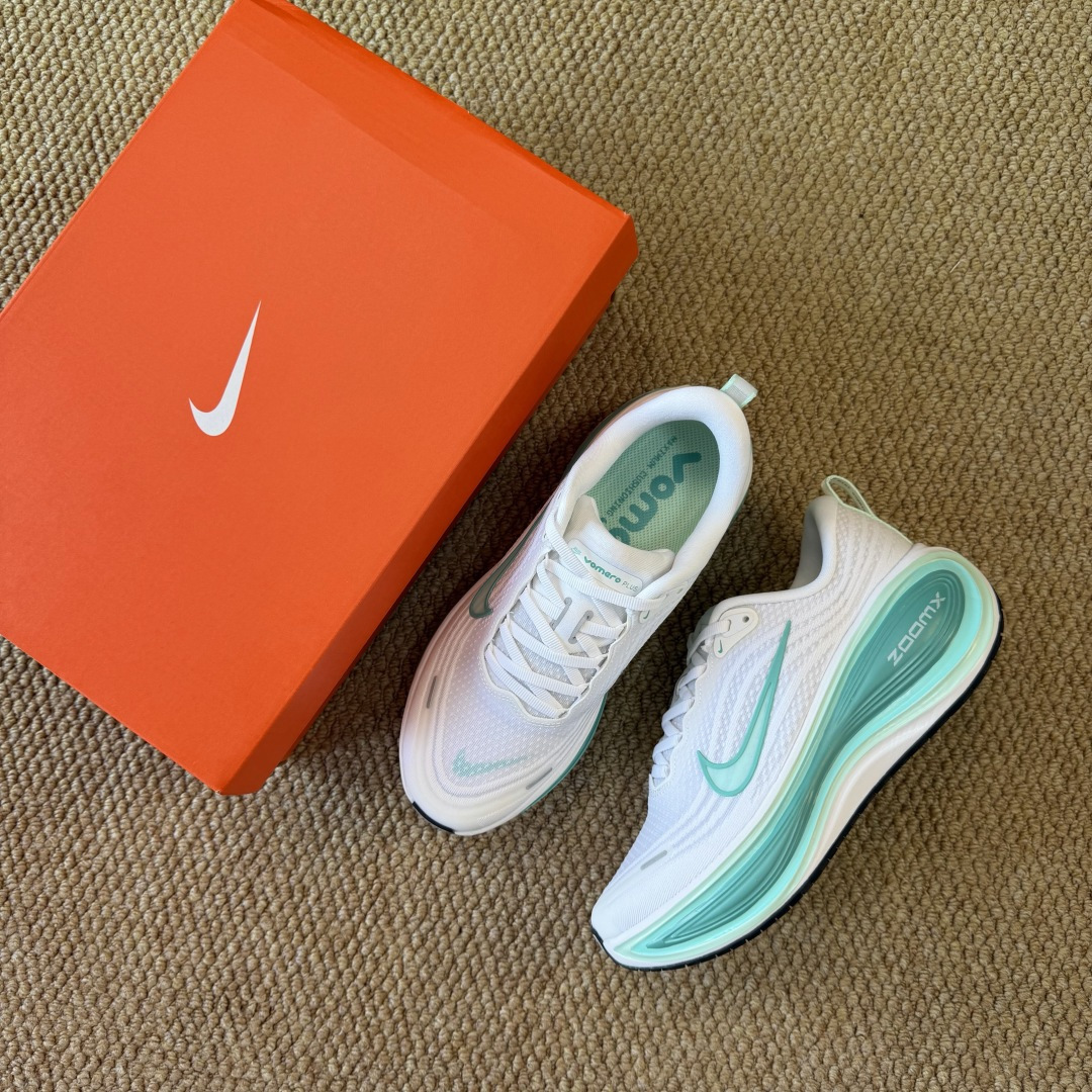核心价格表私Nike Vomero Plus 低帮 ZOOMX 马拉松跑步鞋第4色:白绿缓震表现出色，脚