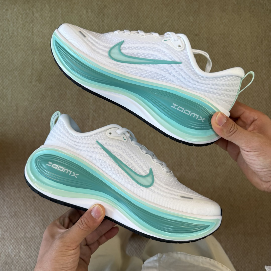 核心价格表私Nike Vomero Plus 低帮 ZOOMX 马拉松跑步鞋第4色:白绿缓震表现出色，脚