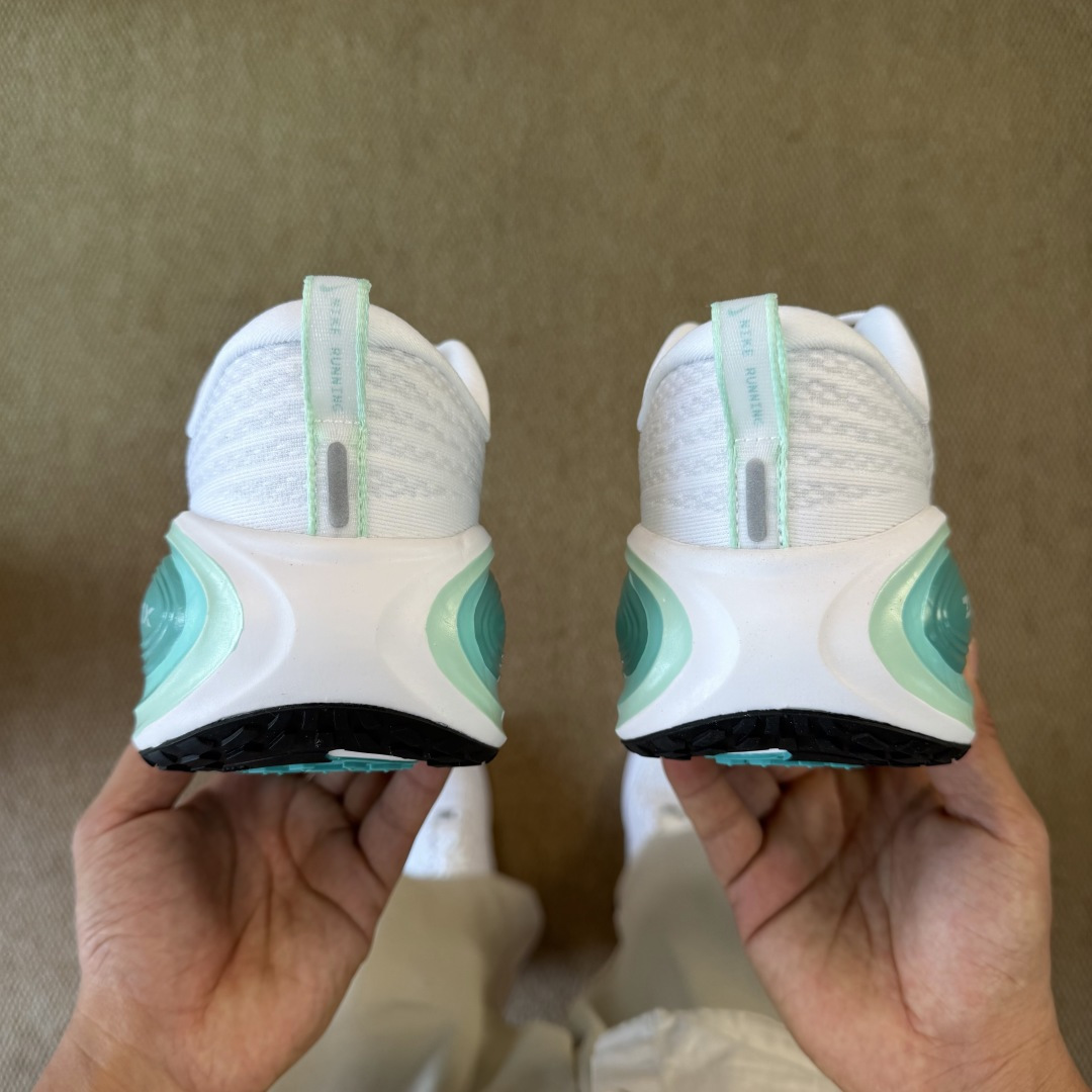 核心价格表私Nike Vomero Plus 低帮 ZOOMX 马拉松跑步鞋第4色:白绿缓震表现出色，脚