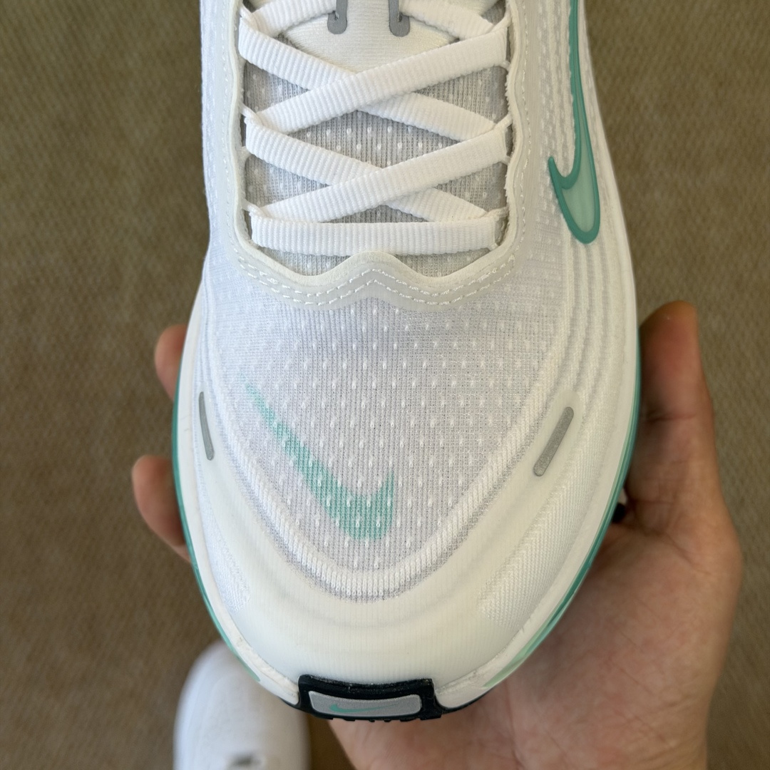 核心价格表私Nike Vomero Plus 低帮 ZOOMX 马拉松跑步鞋第4色:白绿缓震表现出色，脚