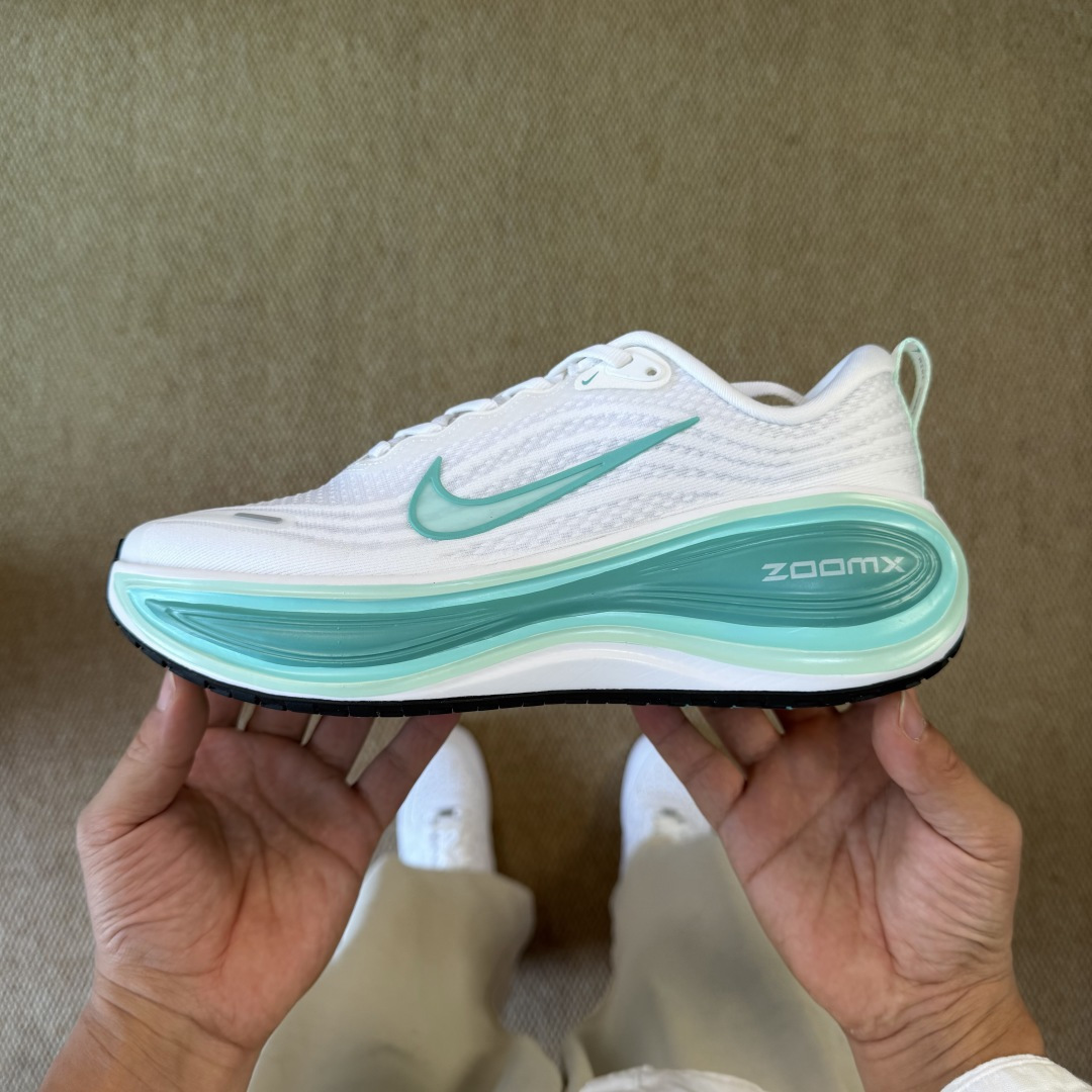 核心价格表私Nike Vomero Plus 低帮 ZOOMX 马拉松跑步鞋第4色:白绿缓震表现出色，脚