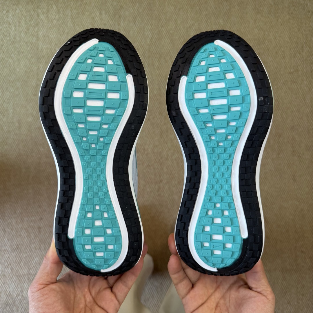 核心价格表私Nike Vomero Plus 低帮 ZOOMX 马拉松跑步鞋第4色:白绿缓震表现出色，脚