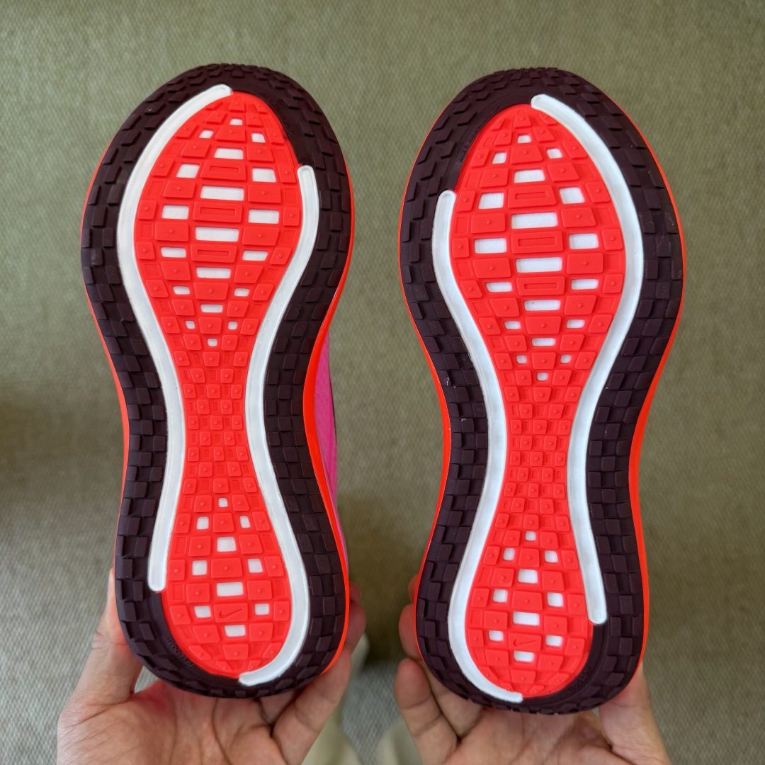 核心价格表私Nike Vomero Plus 低帮 ZOOMX 马拉松跑步鞋第4色:粉色缓震表现出色，脚