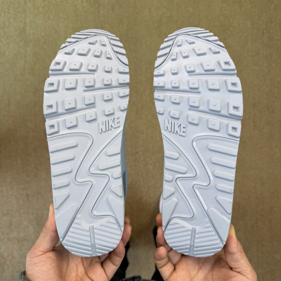 Nike Air Max 90 低帮气垫跑鞋货号：CN8490-001尺码：35 36 36.5 37.